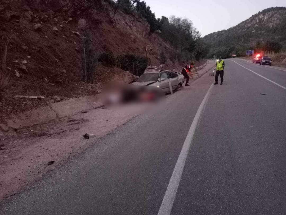 BURDUR'DA OTOMOBİL DEVRİLDİ:  2 KİŞİ HAYATINI KAYBETTİ, 3 KİŞİ YARALANDI