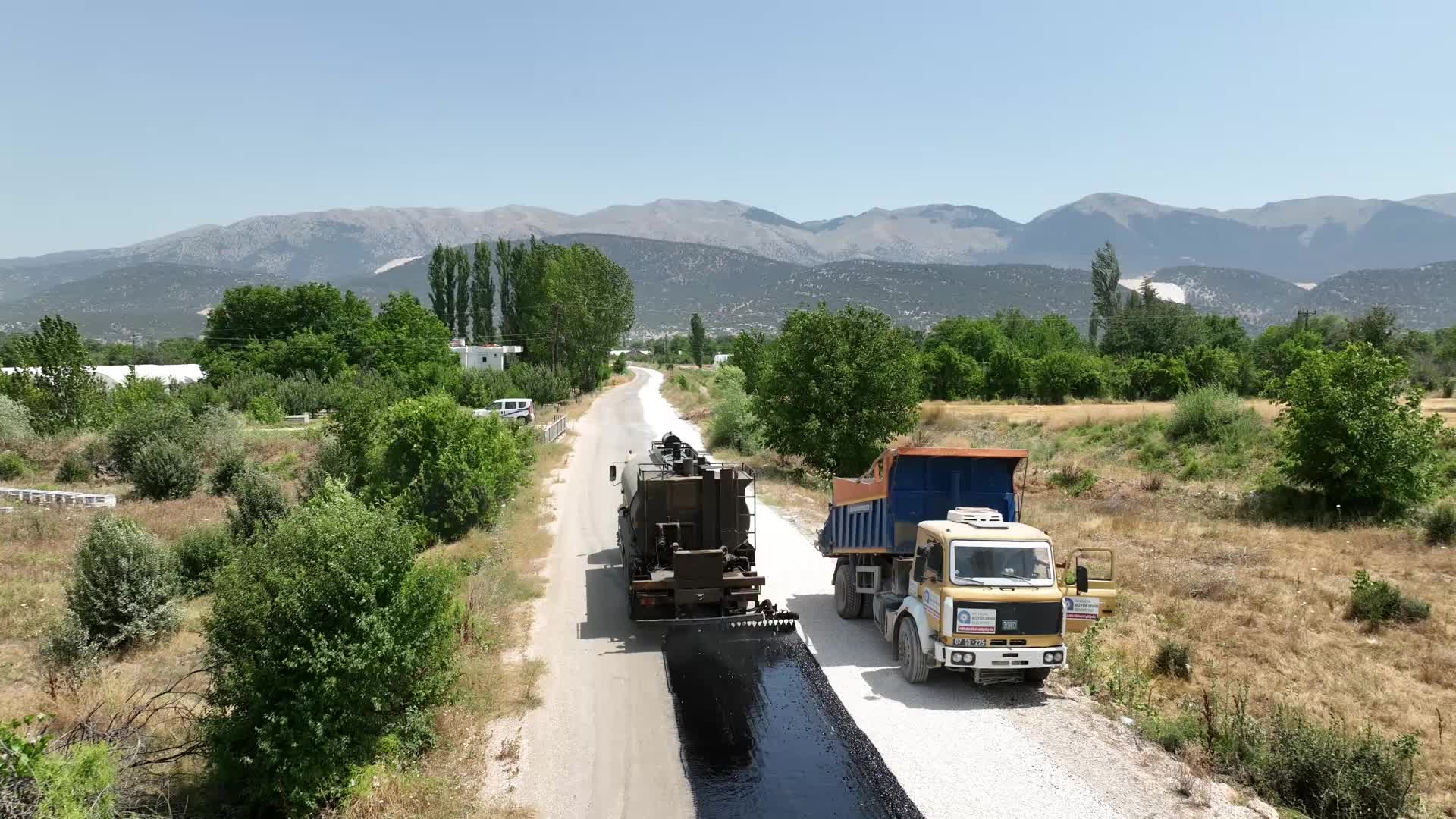ANTALYA BÜYÜKŞEHİR BELEDİYESİ, ELMALI-AKÇAY GRUP YOLUNDA SATHİ ASFALT ÇALIŞMASI BAŞLATTI