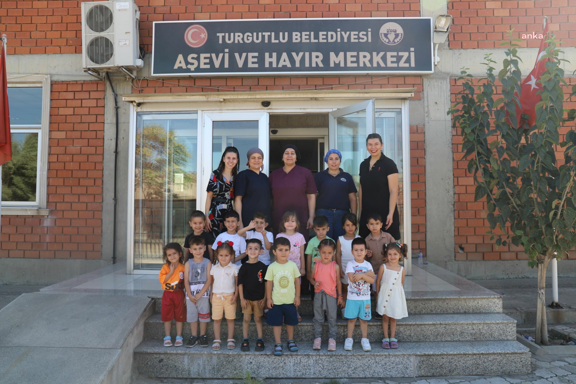 TURGUTLU BELEDİYESİ’NİN GELENEKSEL AŞURE HAYRI BU YIL ÇOCUKLARIN ELLERİNDEN