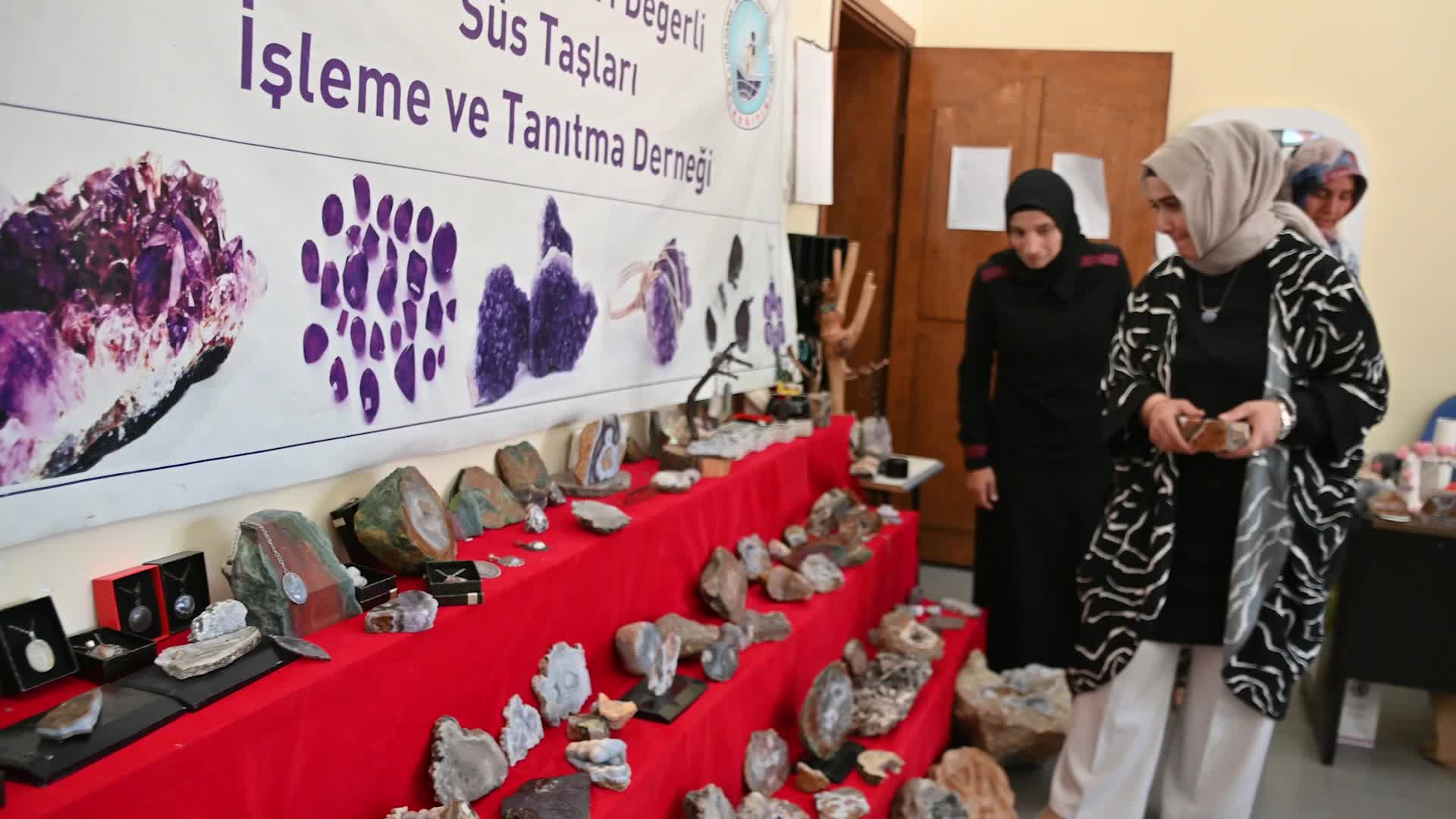 YOZGAT’IN AYDINCIK İLÇESİNDE KADINLAR, TAŞLARI İŞLEYİP AİLE EKONOMİSİNE KATKI SAĞLIYOR