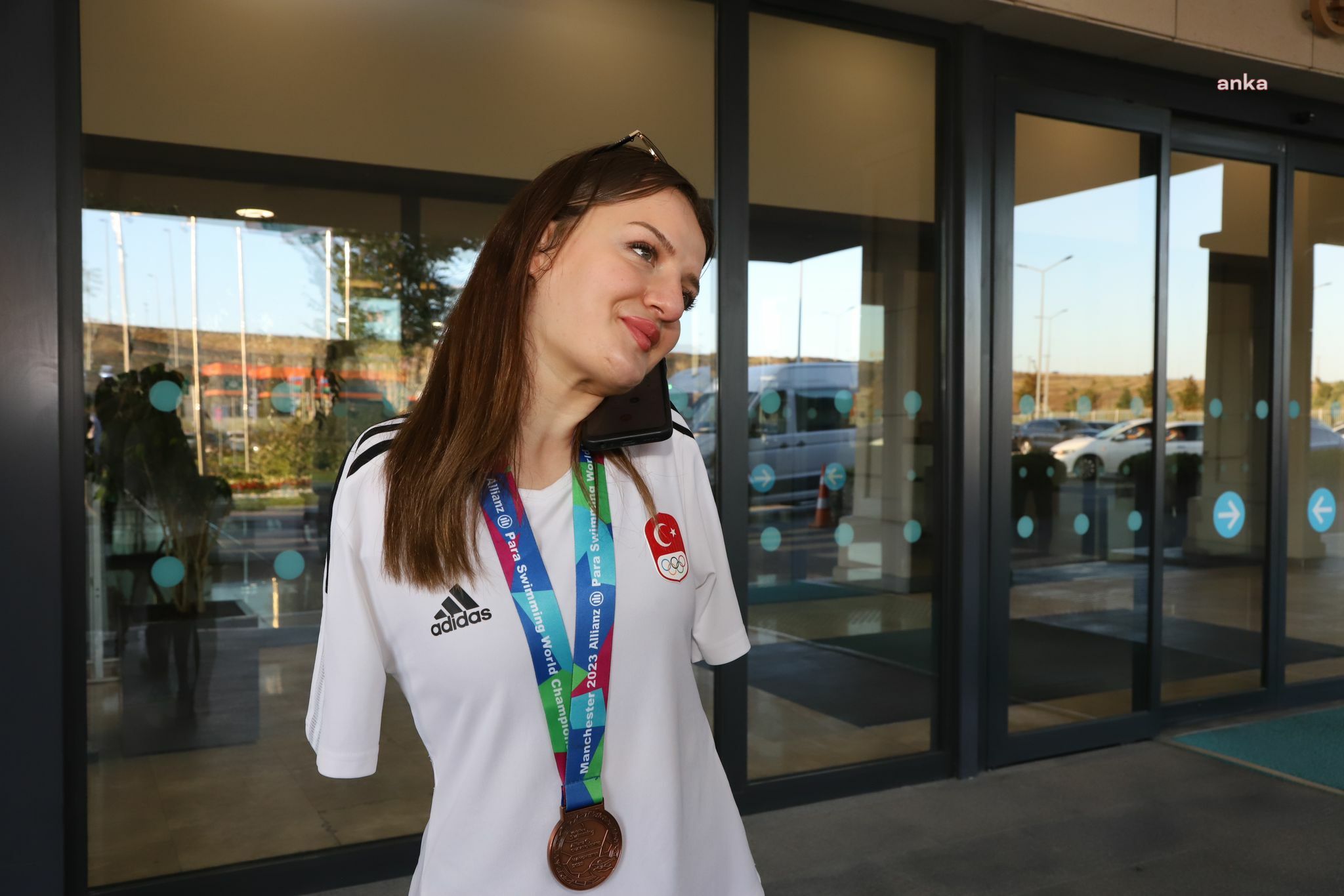 ESKİŞEHİR BÜYÜKŞEHİR GENÇLİK VE SPOR KULÜBÜ’NÜN MİLLİ YÜZÜCÜSÜ SÜMEYYE BOYACI’YA İSTANBUL’DA COŞKULU KARŞILAMA