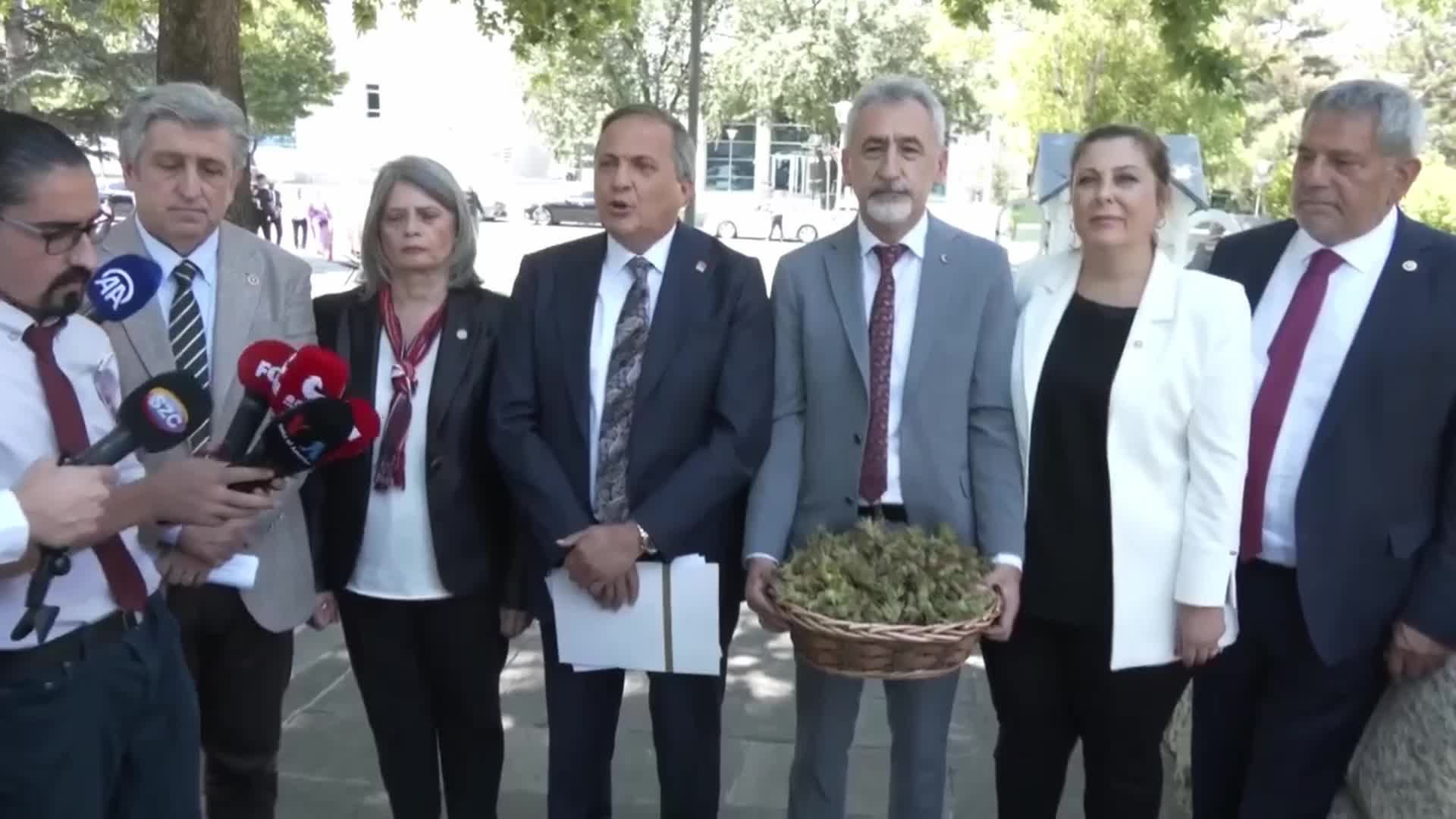 CHP MİLLETVEKİLLERİNDEN ERDOĞAN’IN AÇIKLADIĞI FINDIK FİYATINA TEPKİ… MUSTAFA ADIGÜZEL: “ÜRETİCİYE HAKARETTİR. HÜKÜMET ADINA REZALET, TÜRKİYE ADINA DA İHANETTİR”