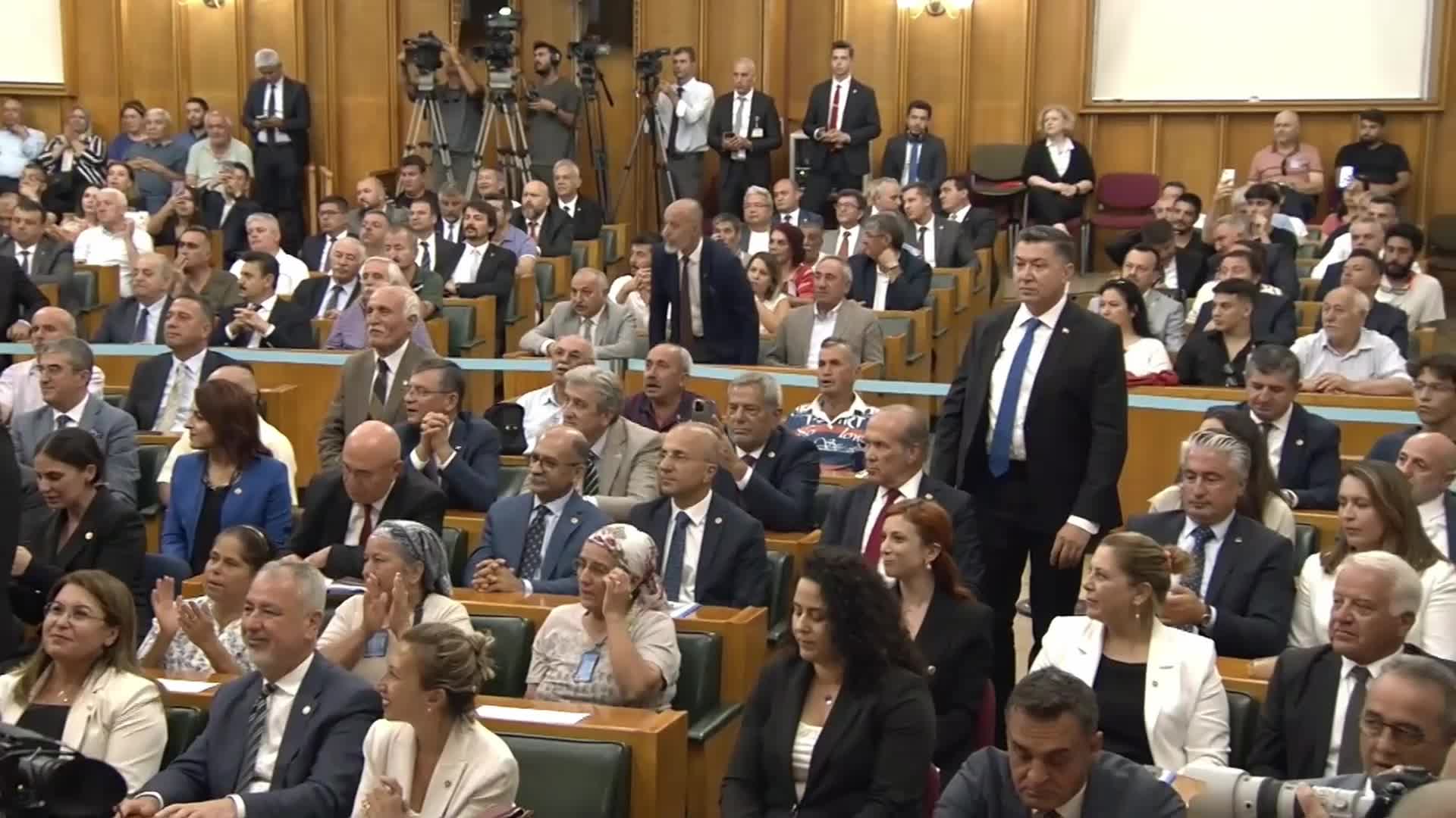 AKBELEN VE DİKMECE KÖYLÜLERİ CHP GRUP TOPLANTISINA KATILDI. İKİZKÖYLÜ IŞIK: "MARJİNALLER BURADA. BAŞI YAZMALI, ELLERİ KINALI, AYAKLARI NAYLON PAPUÇTAN BAŞKA BİR ŞEY GÖRMEMİŞ"