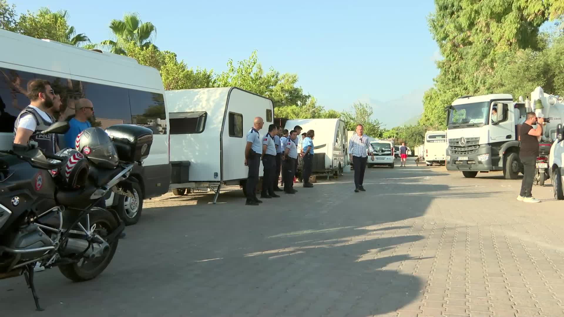 ANTALYA KONYAALTI SAHİLİ'NDE KARAVANLAR TAHLİYE EDİLİYOR