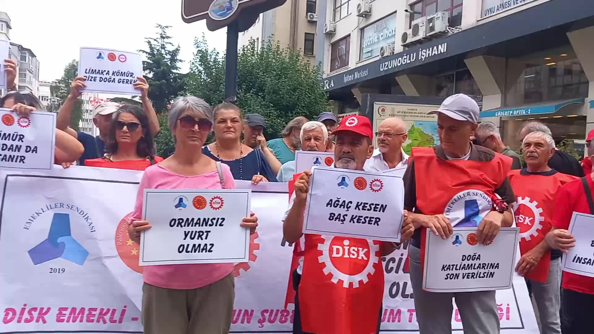 DİSK EMEKLİ-SEN SAMSUN ŞUBESİ ÜYELERİ, AKBELEN ORMANI'NDAKİ AĞAÇ KIYIMINI CADDE ORTASINDA YERE YATARAK PROTESTO ETTİ