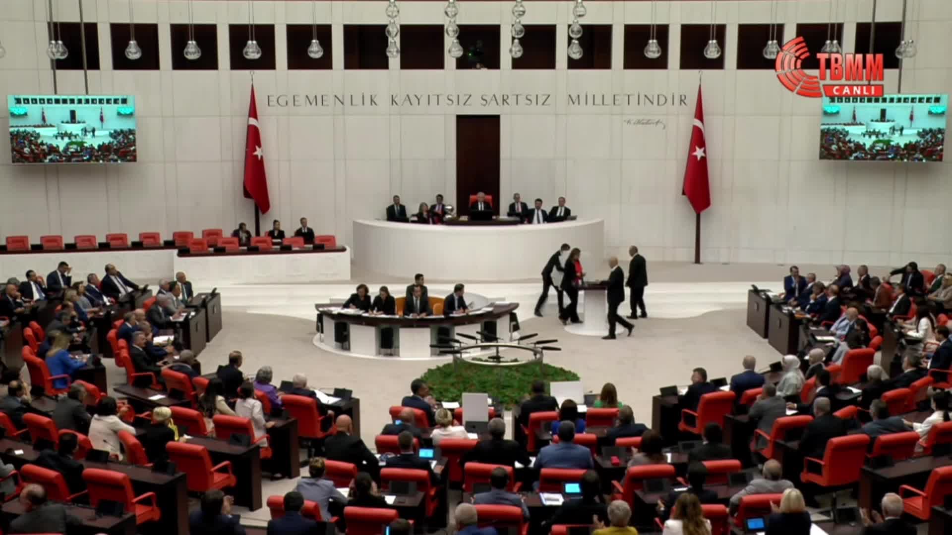 TBMM GENEL KURULU, “AKBELEN” GÜNDEMİYLE OLAĞANÜSTÜ TOPLANDI… BURCU KÖKSAL: "MİLLİYETÇİLİK BEŞLİ ÇETEYE ARKA ÇIKARAK DEĞİL BU ÜLKENİN AĞACINI, SUYUNU, HAVASINI KORUYARAK OLUR"