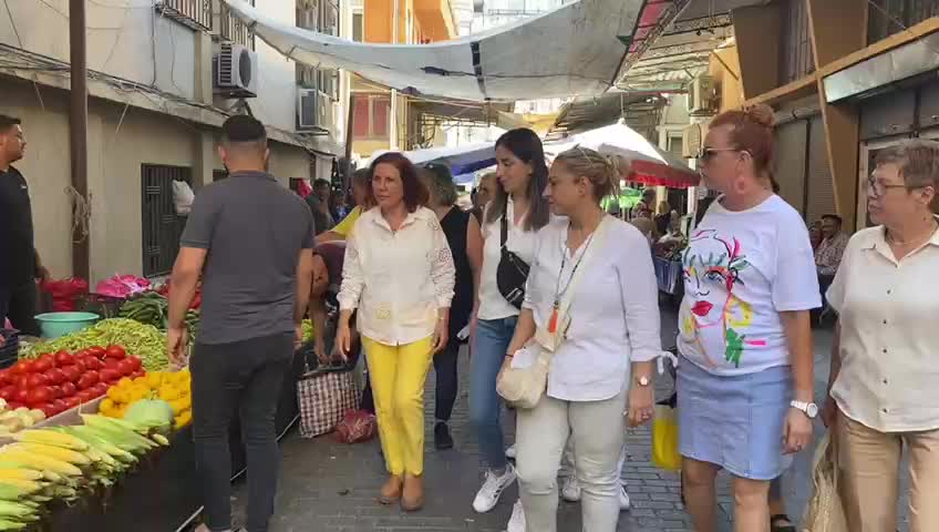 AYDINLI PAZARCI: “BEN ÜRETİCİYİM. AMA BENİM NE BİBERİM NE PATLICANIM NE DOMATESİM PARA ETMİYOR. ALIP SATTIĞIM PARA EDİYOR. O DOLABA KOYMA DEVRİ BİTTİ. PAZARCI KAZANIYORMUŞ. PAZARCI HİÇBİR ŞEY KAZANMIYOR”