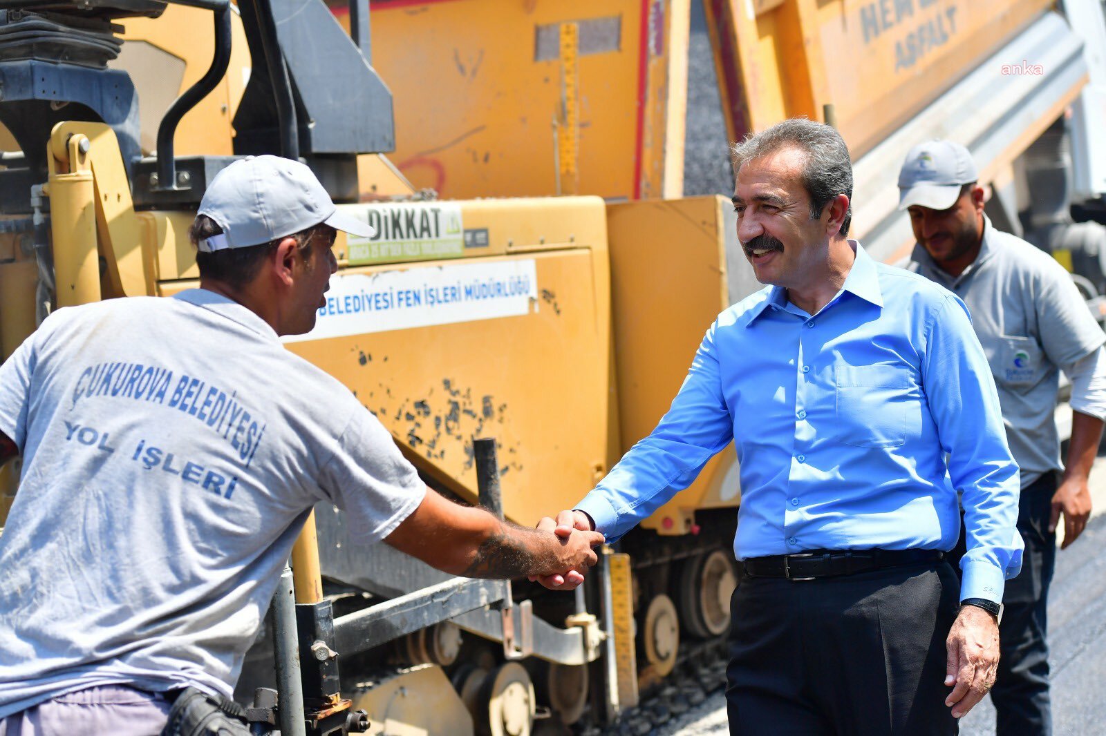 ÇUKUROVA’DA KAVURUCU SICAKTA ASFALT ÇALIŞMASI
