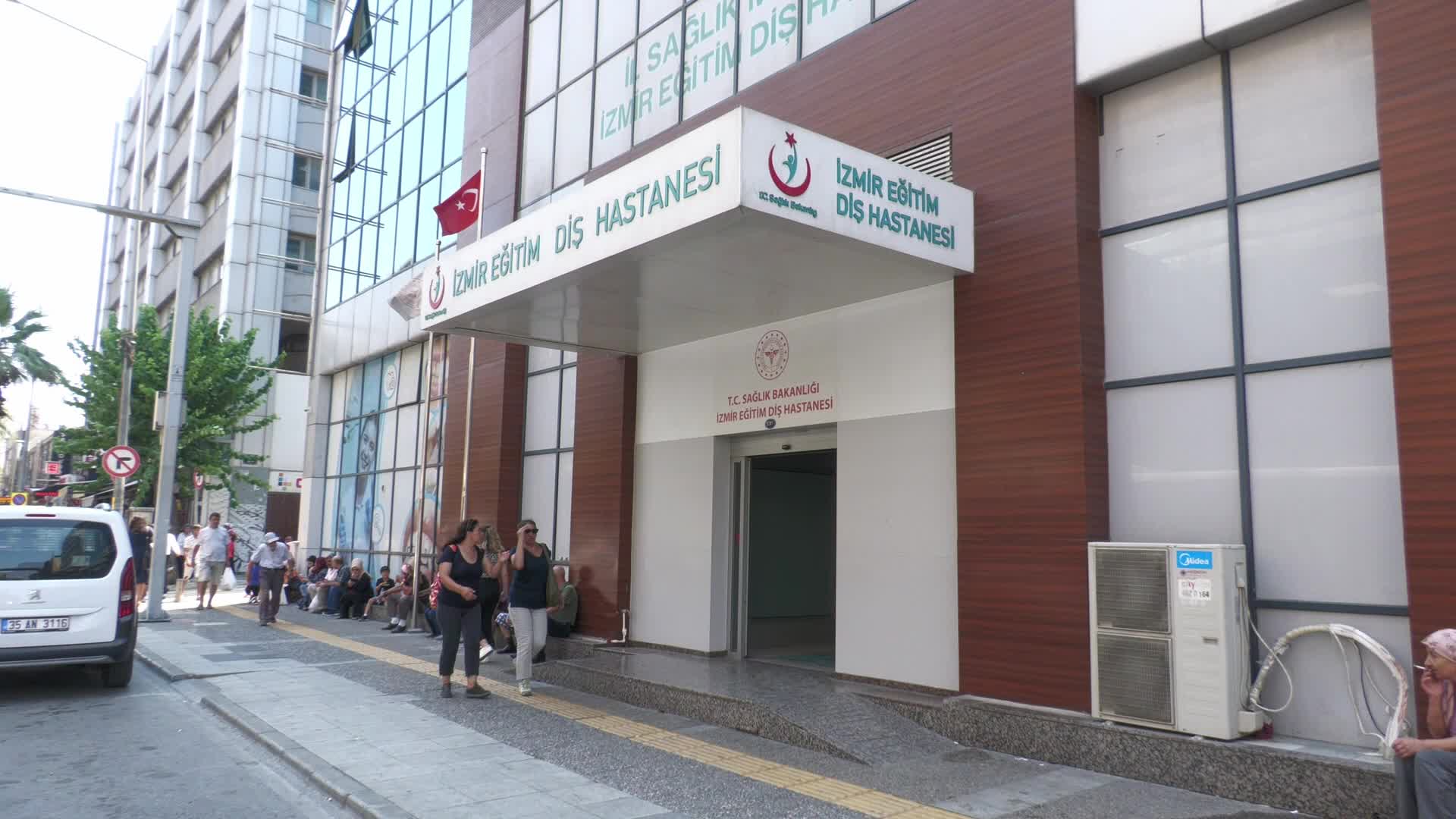İZMİR’DE SAĞLIKÇILARIN OTOPARK TEPKİSİ: “ÖNCELİĞİNİZ OTOPARK DEĞİL DEPREME DAYANIKSIZ OLAN BU HASTANE BİNASI OLMALIDIR”
