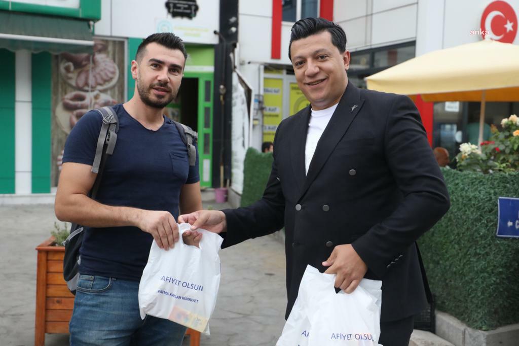 İZMİT BELEDİYESİ SERVİS BEKLEYEN İŞÇİLERE POĞAÇA İKRAM EDİYOR