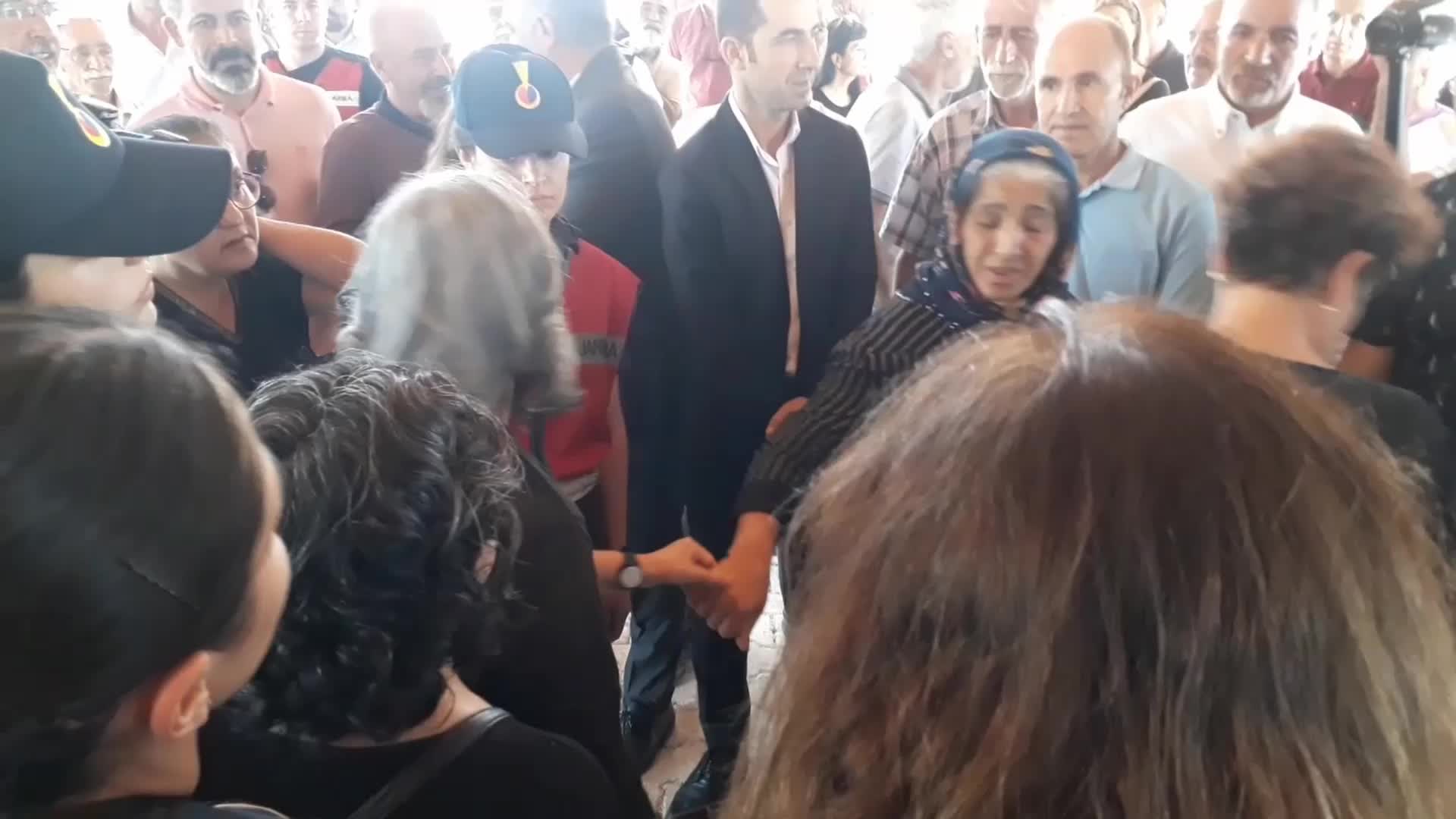 TUTUKLU HDP ESKİ DİYARBAKIR BÜYÜKŞEHİR BELEDİYE BAŞKANI KIŞANAK, ABLASININ CENAZE TÖRENİNE KATILDI