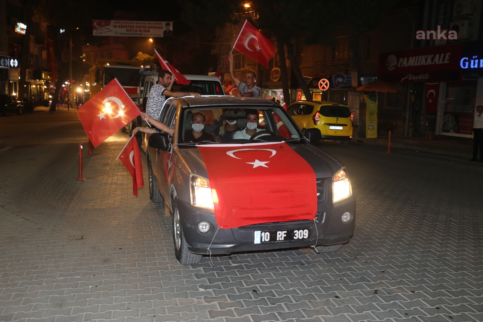 BURHANİYE’DE YÜZLERCE ARAÇLA 30 AĞUSTOS KUTLANDI