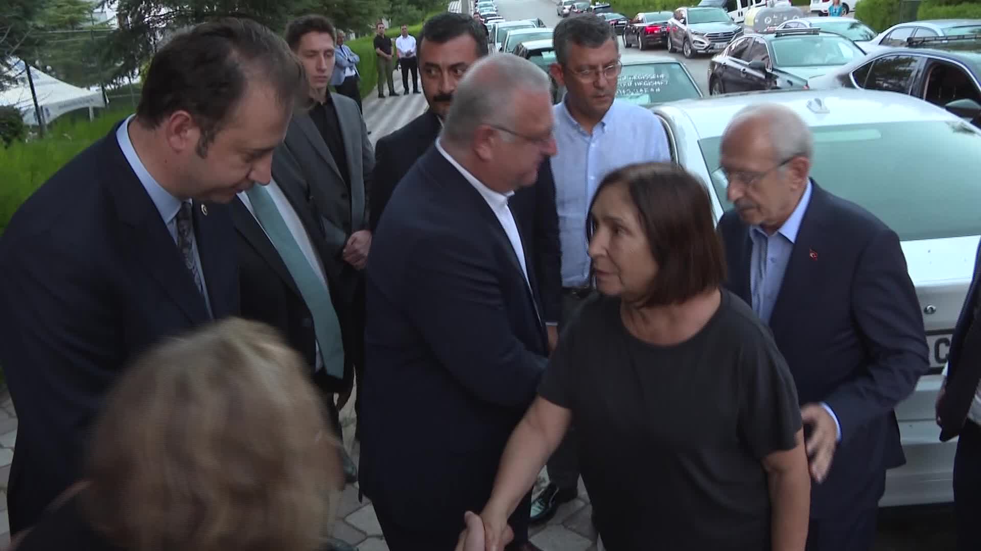 KILIÇDAROĞLU, CHP ETİMESGUT İLÇE KONGRESİNDE GEÇİRDİĞİ KALP KRİZİ SONUCU YAŞAMINI YİTİREN FARUK ÖZDEMİR’İN AİLESİNE TAZİYE ZİYARETİNDE BULUNDU