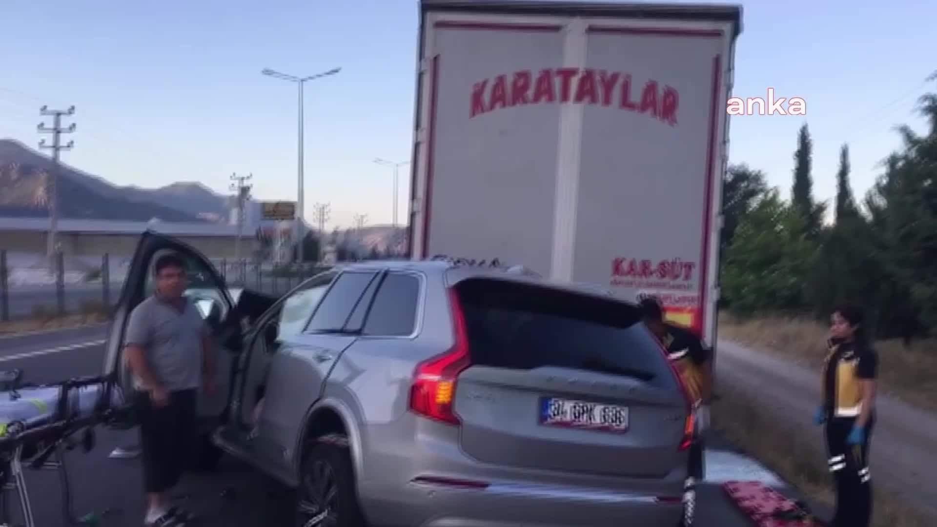 ŞARKICI TAN TAŞÇI VE MENAJERİ BURDUR'DA TRAFİK KAZASI GEÇİRDİ