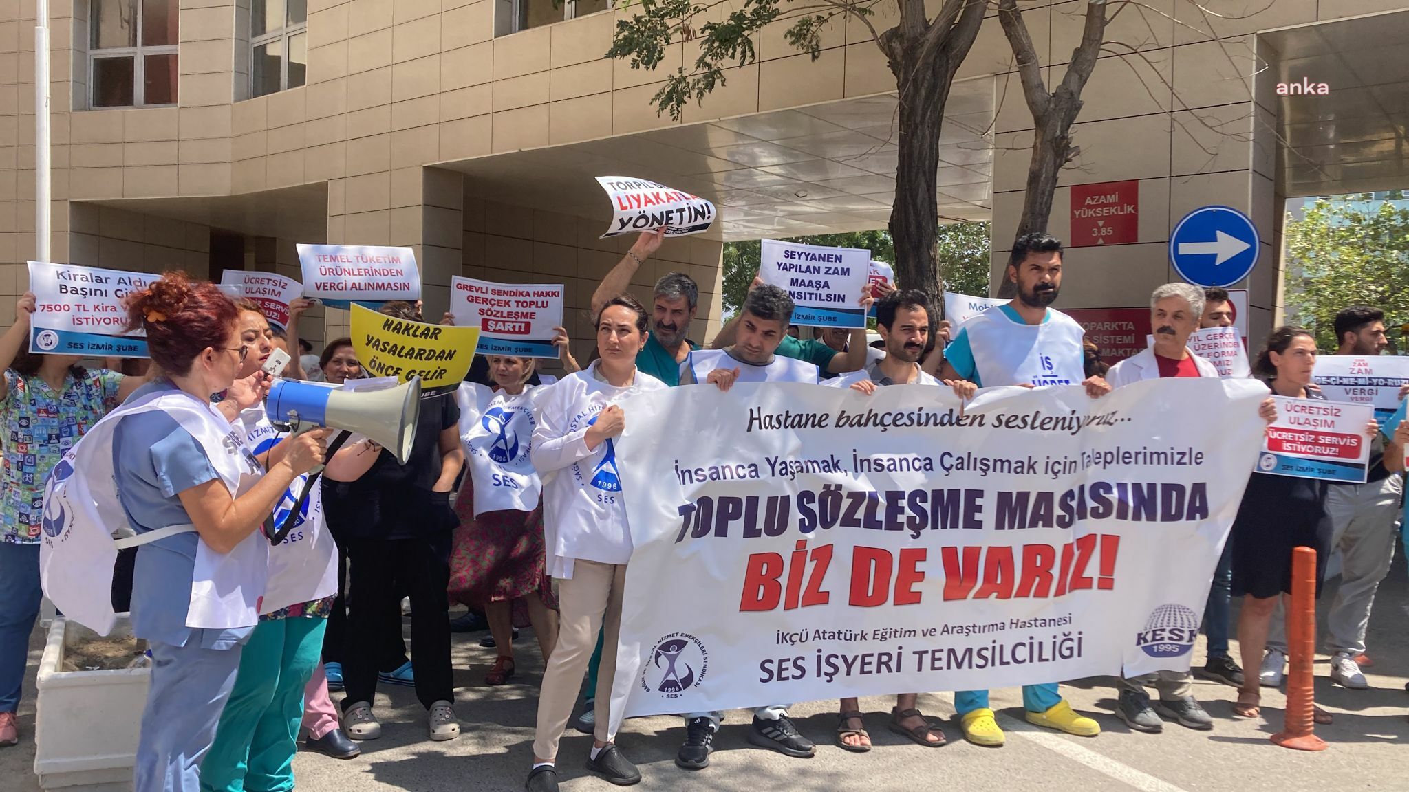 İZMİR’DE SAĞLIKÇILAR TALEPLERİNİ HASTANE BAHÇESİNDEN DUYURDU: “2024 YILI OCAK AYI İTİBARİYLE MAAŞLARIMIZIN 45 BİN TL’YE ÇIKARILMASINI İSTİYORUZ”