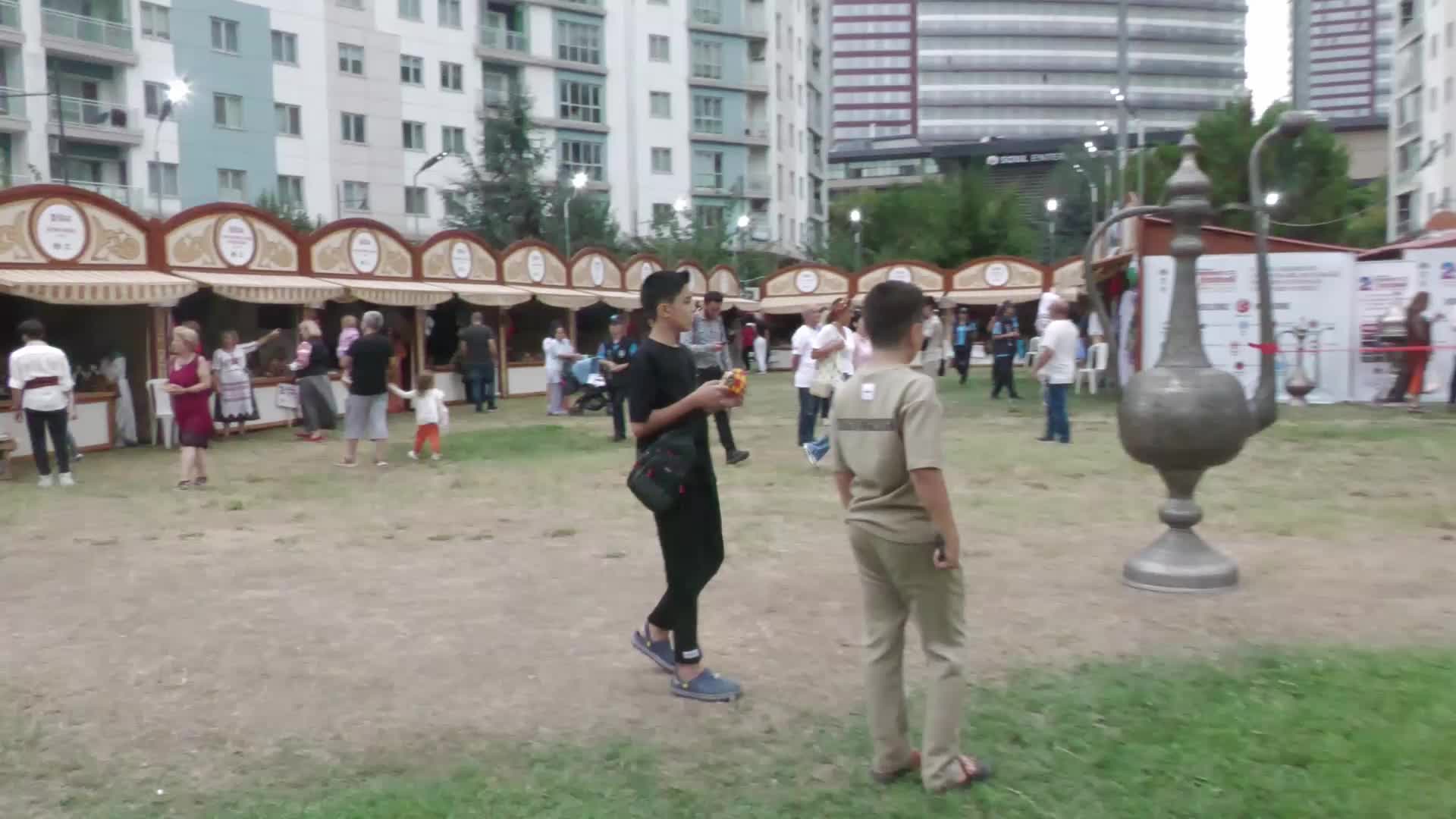 BU YIL VEYSEL ŞATIROĞLU'NA ADANAN 2. ULUSLARARASI ESENYURT HALK DANSLARI, MÜZİK VE SANAT FESTİVALİ BAŞLADI