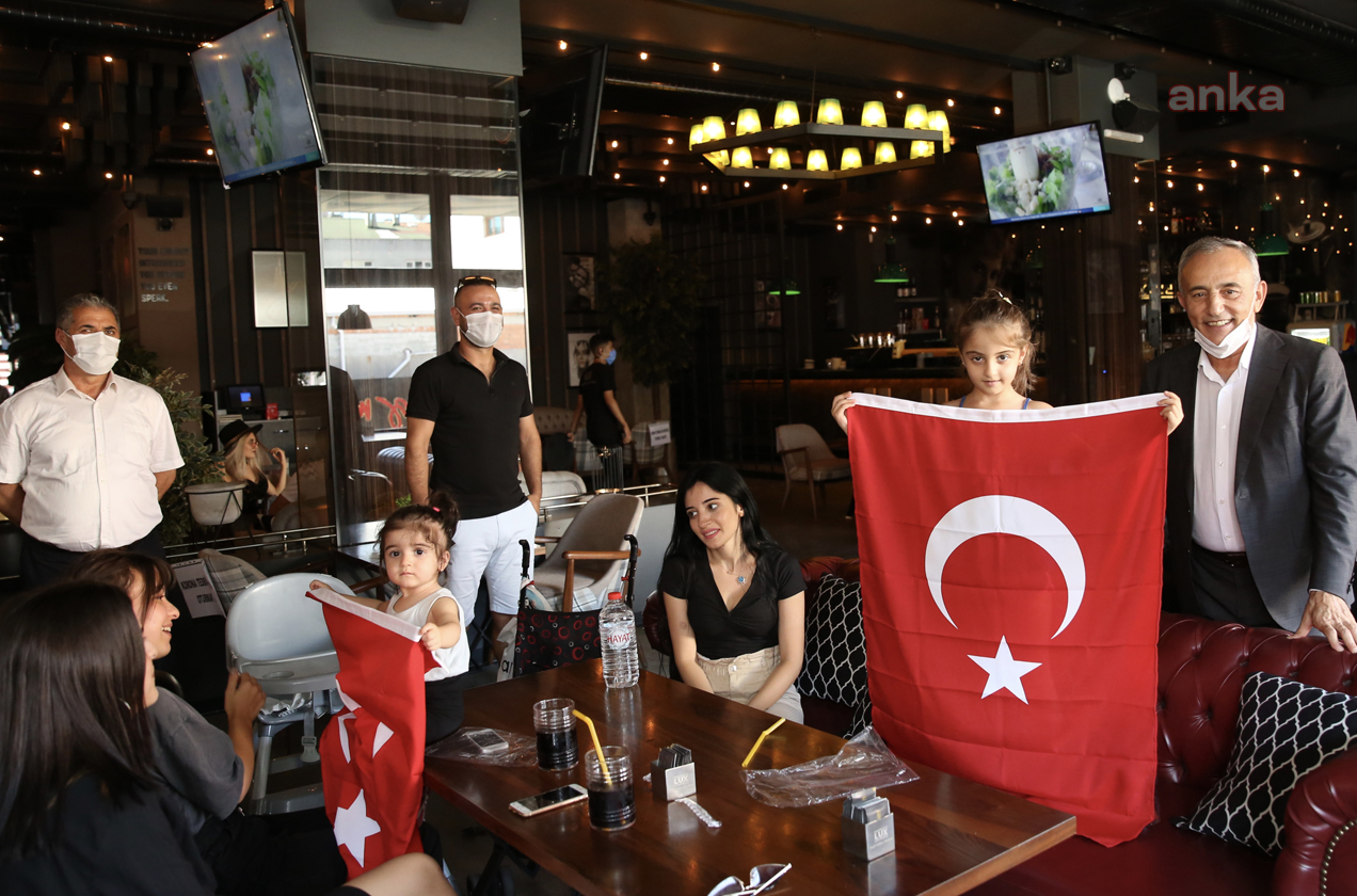 KÜÇÜKÇEKMECE SOKAKLARI ZAFERİN 98. YIL DÖNÜMÜNDE AL BAYRAKLARLA DONATILDI