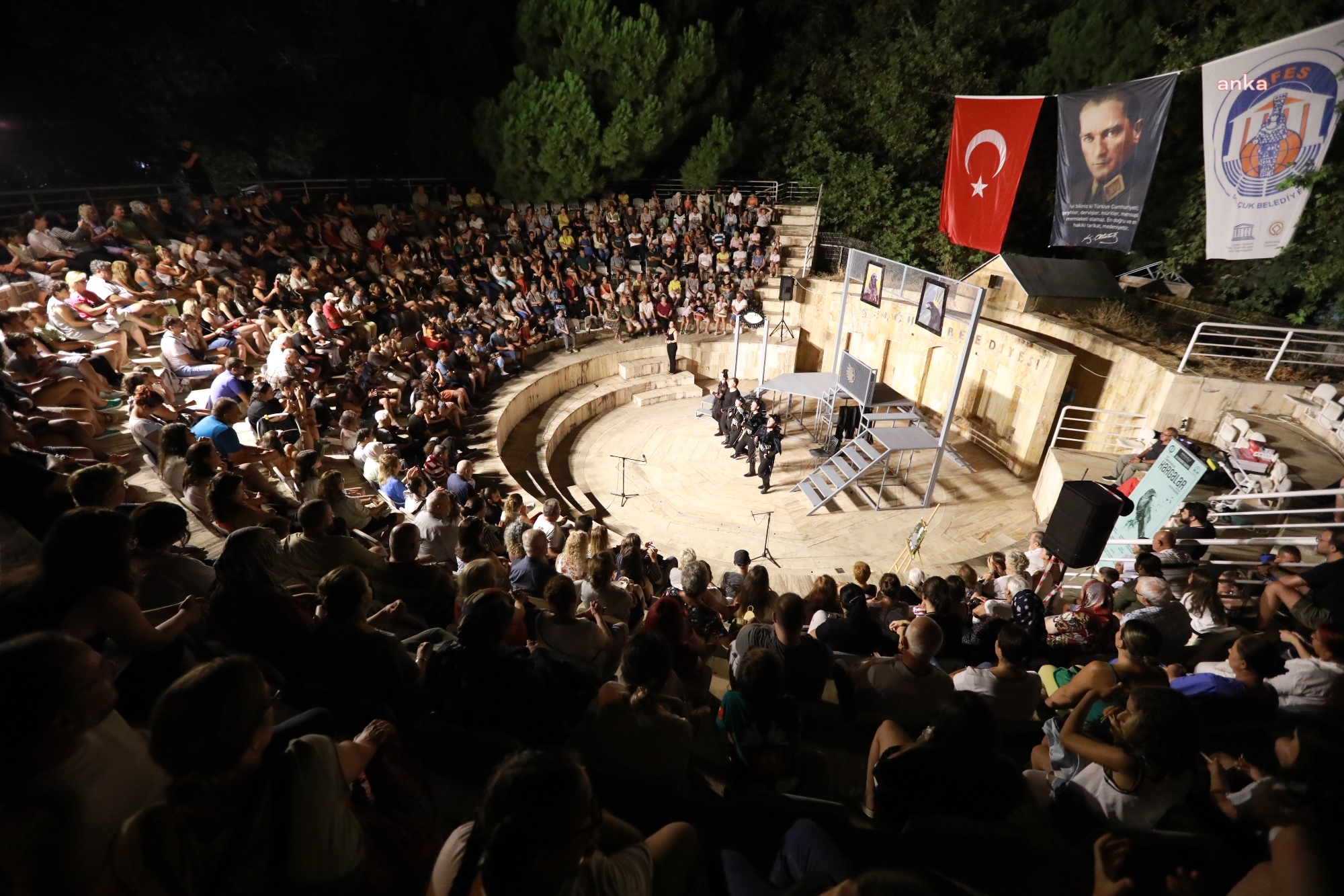 “KARGALAR” OYUNU EFES SELÇUKLU TİYATROSEVERLERLE BULUŞTU