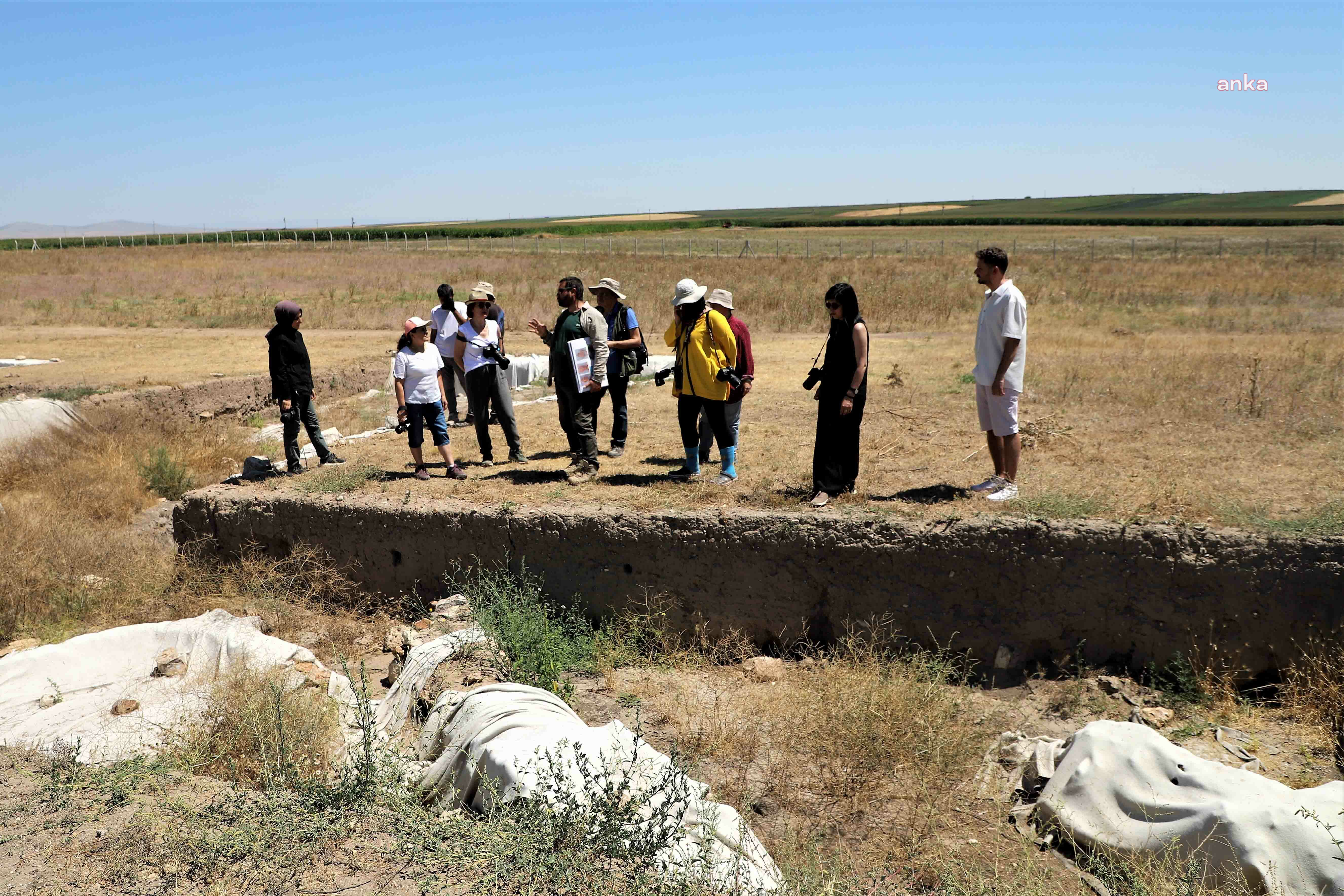 KÜLLÜOBA HÖYÜĞÜ KAZISI 27. YILINDA ESKİŞEHİR’DE FOTOĞRAF SERGİSİYLE TANITILACAK