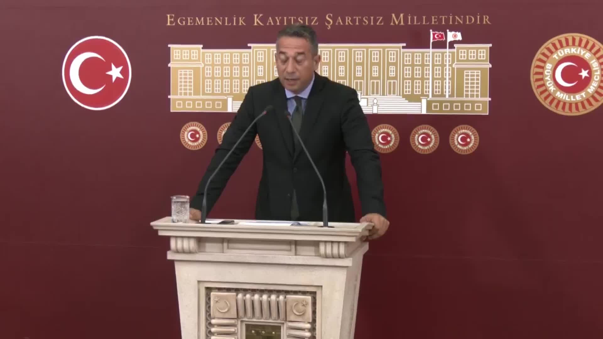 ALİ MAHİR BAŞARIR'DAN CUMHURBAŞKANI ERDOĞAN'A "ATAMA" TEPKİSİ: “SENİ SEVEN, ÖVEN, ŞARKI YAPAN MUTLAKA BİRİLERİNİ BİR YERE GETİRİYORSUN. HİÇBİR FANİ YANDAŞIN AÇIKTA KALMIYOR”