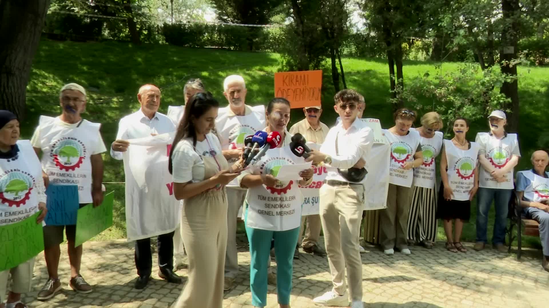 TÜM EMEKLİLERİN SENDİKASI ÜYESİ EMEKLİLER, KUĞULU PARK'TA OTURMA EYLEMİ YAPTI: "BİR AYDA 22 KİLO VERDİM. İSTEDİĞİM GIDAYI ALAMIYORUM"