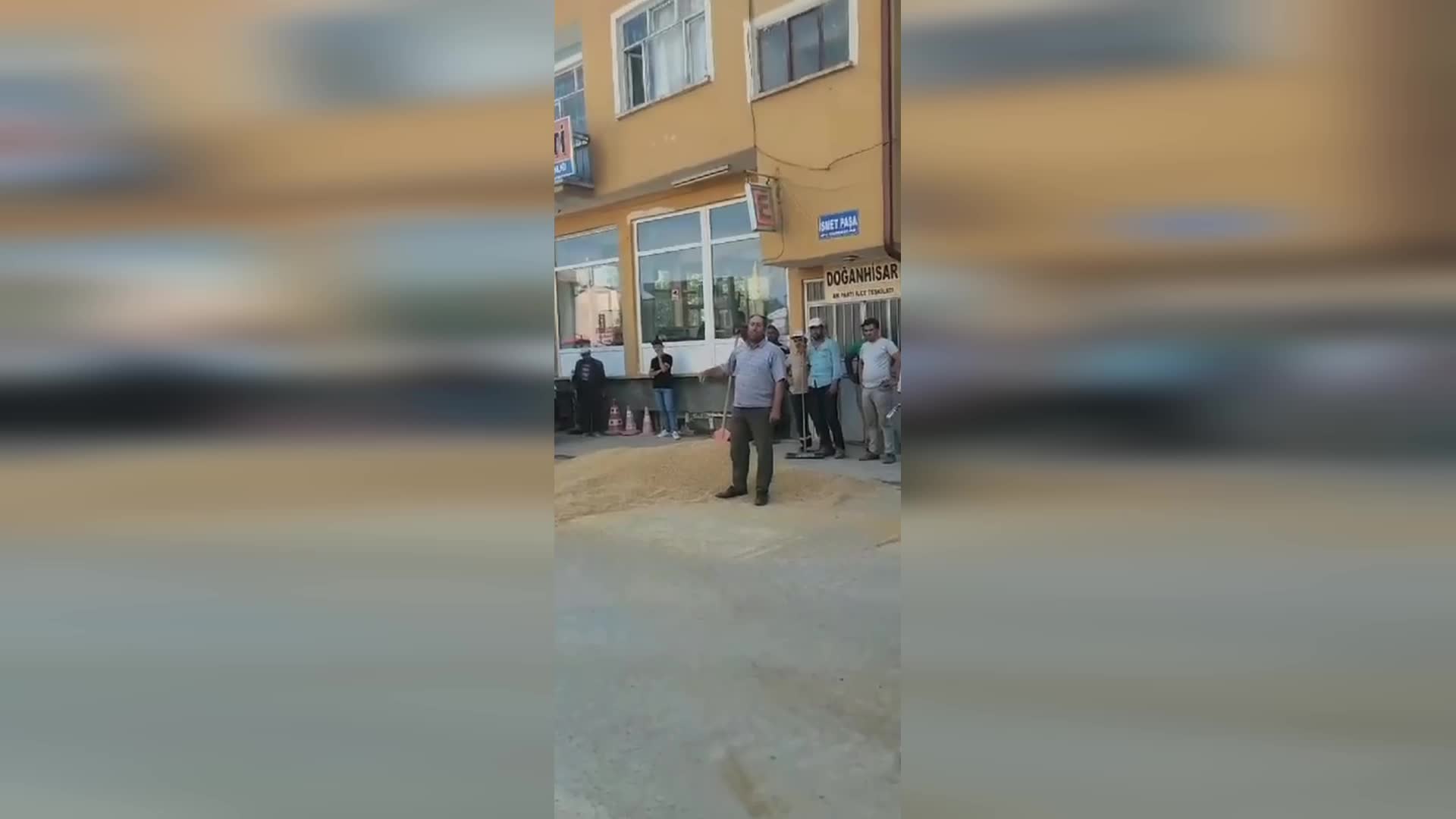 KONYALI ÇİFTÇİ, ELİNDE KALAN BUĞDAYINI AKP İLÇE BİNASI ÖNÜNE DÖKTÜ