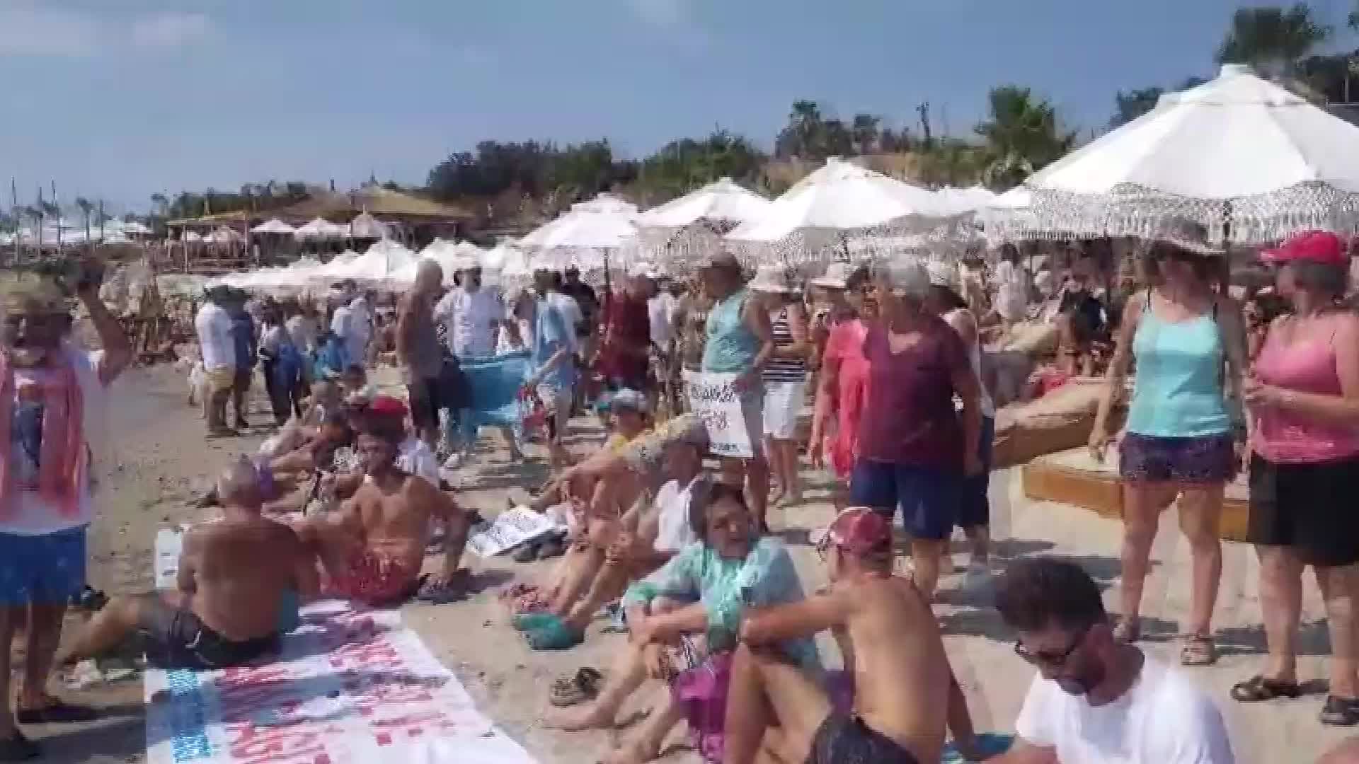YURTTAŞLAR, ÇEŞME AZMAK KOYU’NUN HALKA PLAJI OLMASI İÇİN BAKAN ÖZHASEKİ’YE SESLENDİ: “BİZ BURADA KORUMASIZIZ. ANAYASA BURADA NE BİZİ, NE DE TABİATI KORUYOR”