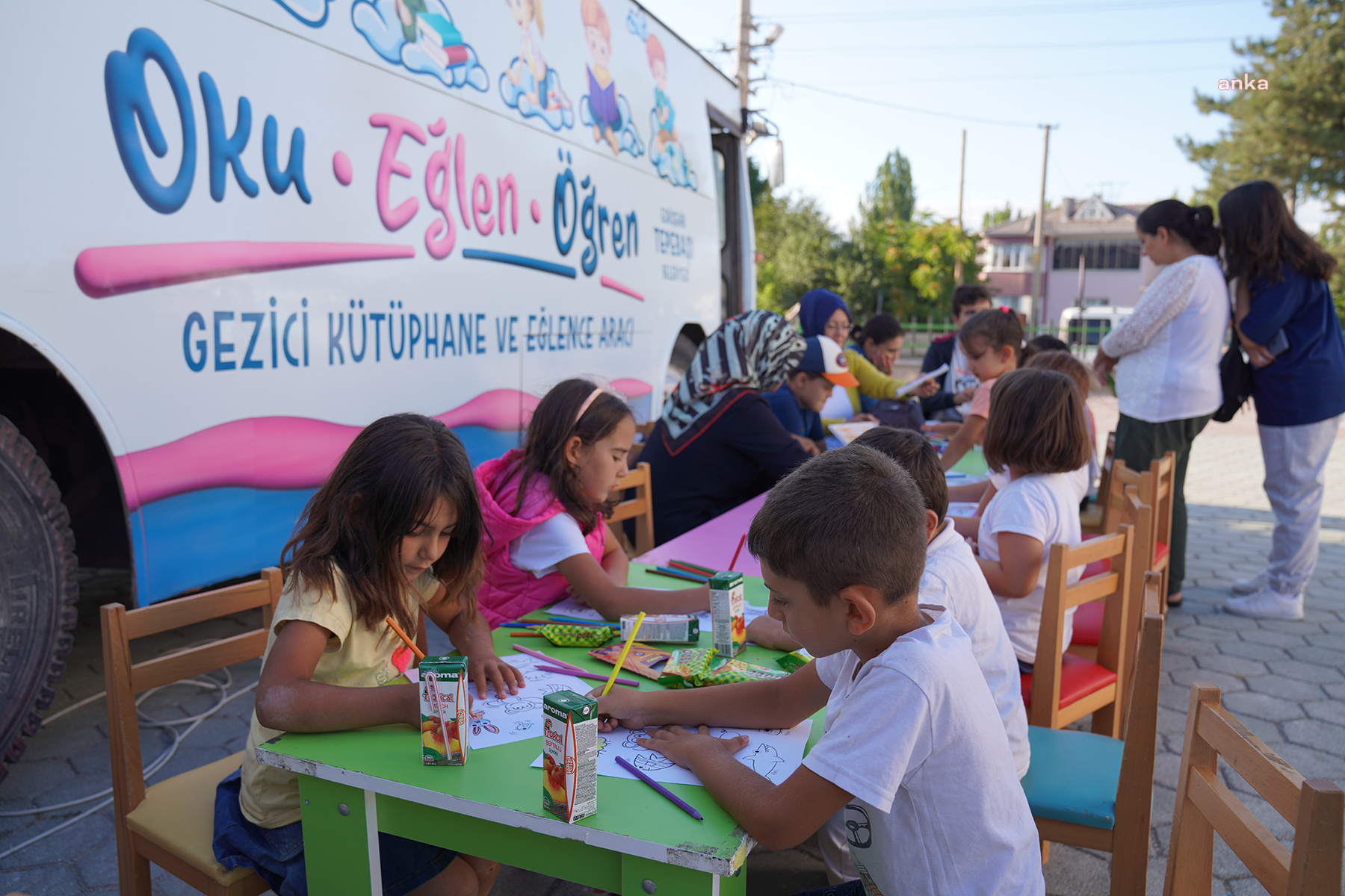 TEPEBAŞILI ÇOCUKLAR GEZİCİ KÜTÜPHANE VE EĞLENCE ARACI'NI SEVDİ