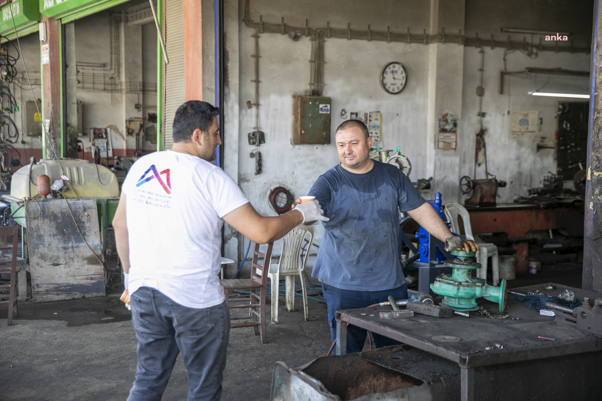 TARSUS SANAYİ SİTESİ EMEKÇİLERİ, MERSİN BÜYÜKŞEHİR BELEDİYESİ’NİN LİMONATALARIYLA SERİNLEDİ