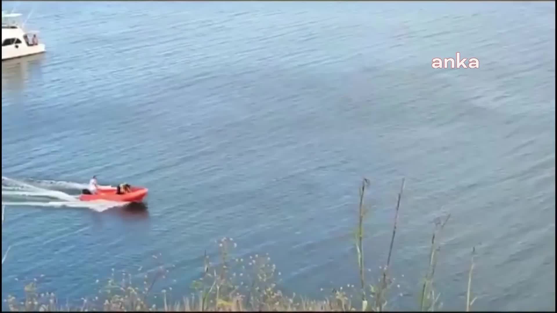 SİNOP’TA DENİZDE HAREKETSİZ ŞEKİLDE BULUNAN VATANDAŞA BOT ÜZERİNDE KALP MASAJI YAPILDI