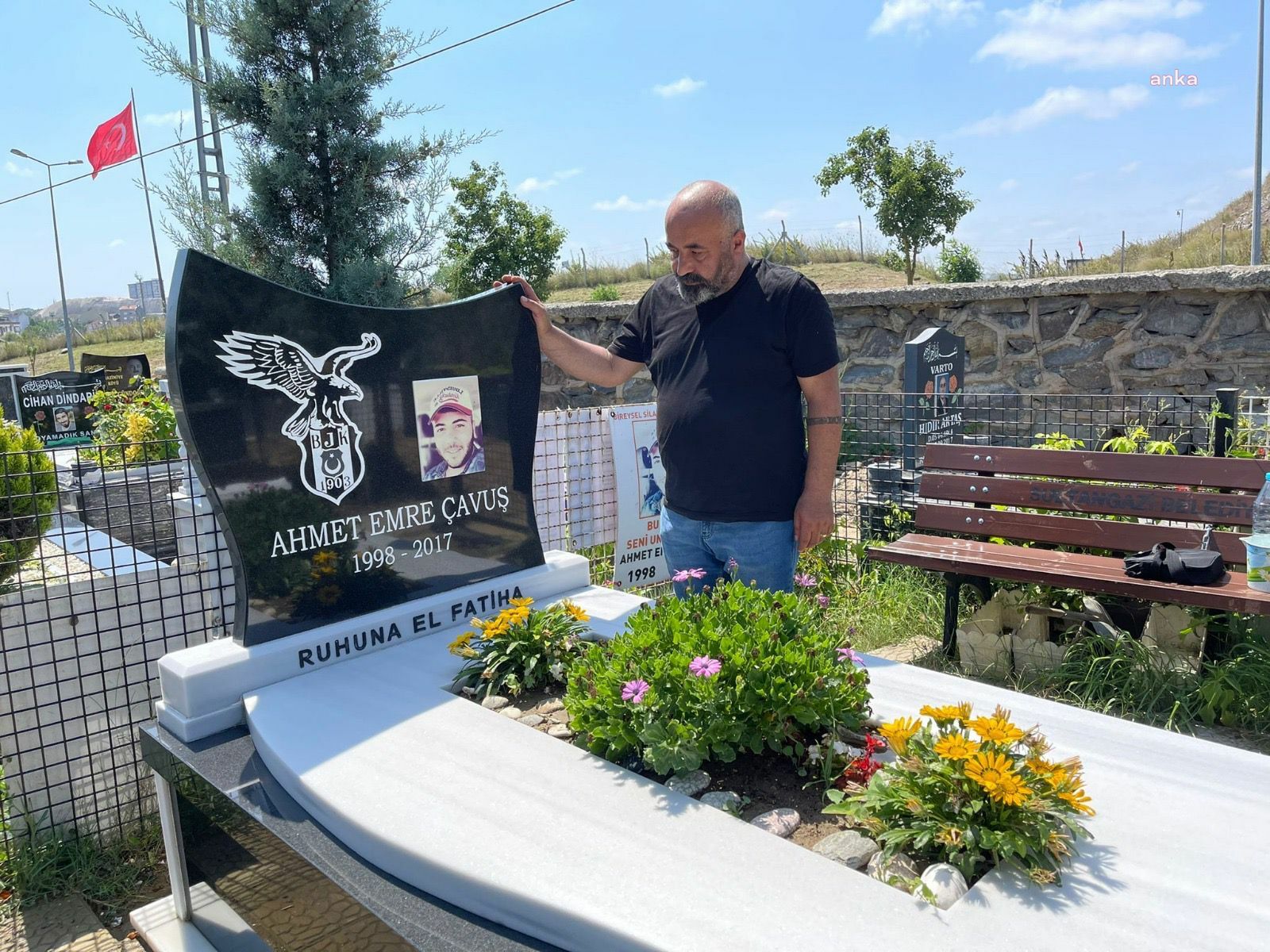 MAGANDA KURŞUNU SONUCU HAYATINI KAYBEDEN LİSE ÖĞRENCİSİ AHMET EMRE ÇAVUŞ, VEFATININ 6. YIL DÖNÜMÜNDE ANILDI…ACILI BABA ÇAVUŞ: EVLADIMIZ İÇİN HER GÜN ADALET ARIYORUZ