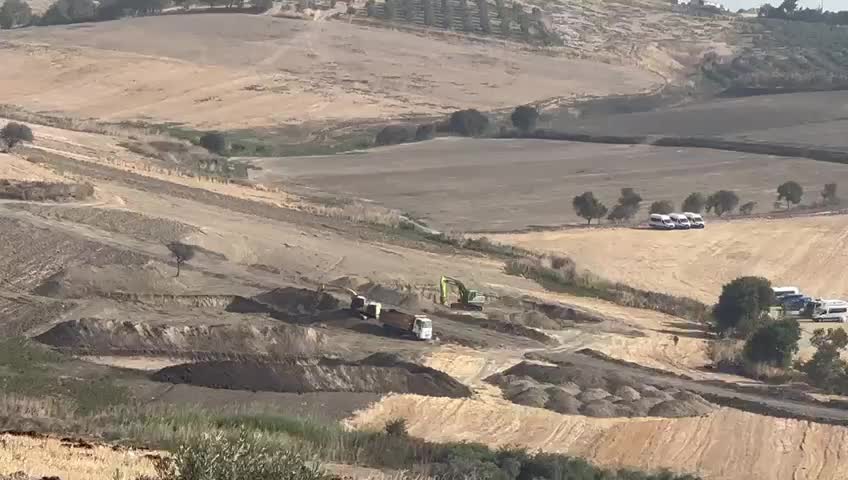 HATAY-DİKMECE'DE TARIM ARAZİLERİNDE İŞ MAKİNALARININ SAYISI ARTTI, KÖYLÜLER TEPKİ GÖSTERDİ: "DURACAKLAR DİYE SÖZ VERİLDİ, HAKKIMIZI HELAL ETMİYORUZ"