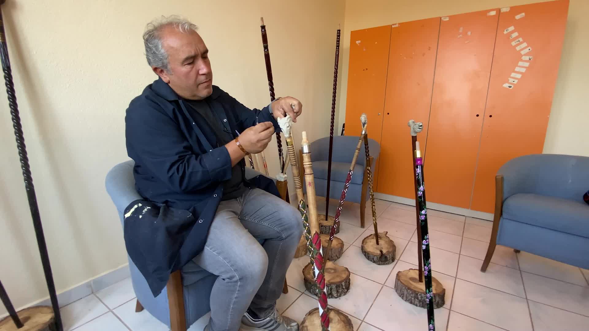 YOZGAT’TA GELENEKSEL EL SANATLARINI YAŞATMAYA YÖNELİK KURULAN ATÖLYEDE BASTON VE ASA YAPIMINA BAŞLANDI