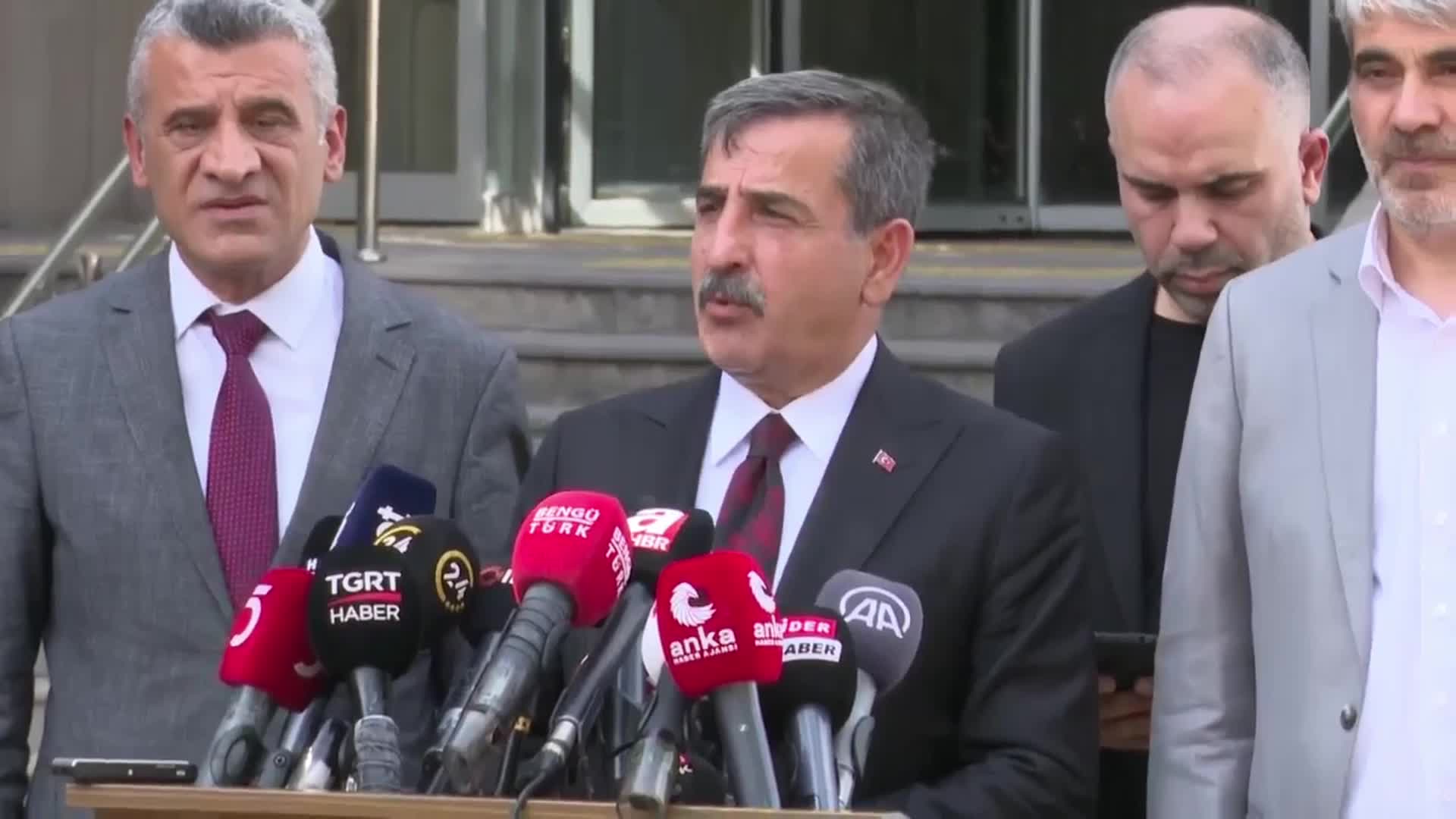 KAMU-SEN BAŞKANI ÖNDER KAHVECİ: “KAMU İŞVEREN HEYETİNİN BİR SONRAKİ TOPLANTIYA BU RAKAMLARI YÜKSEK DÜZEYDE REVİZE EDİP TEKRAR MASAYA YENİ BİR TALEPLE GELMESİ LAZIM. BU RAKAMLARIN MÜZAKERE EDİLEBİLİR TARAFI YOK”