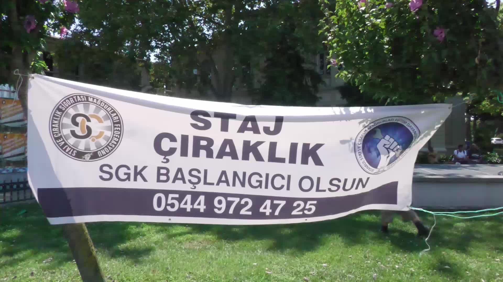 STAJ VE ÇIRAKLIK SİGORTASI MAĞDURLARI, KADIKÖY’DE STANT AÇTI: “CUMHURBAŞKANIMIZIN BUNA EL ATARAK ÇÖZMESİNİ BEKİYORUZ”