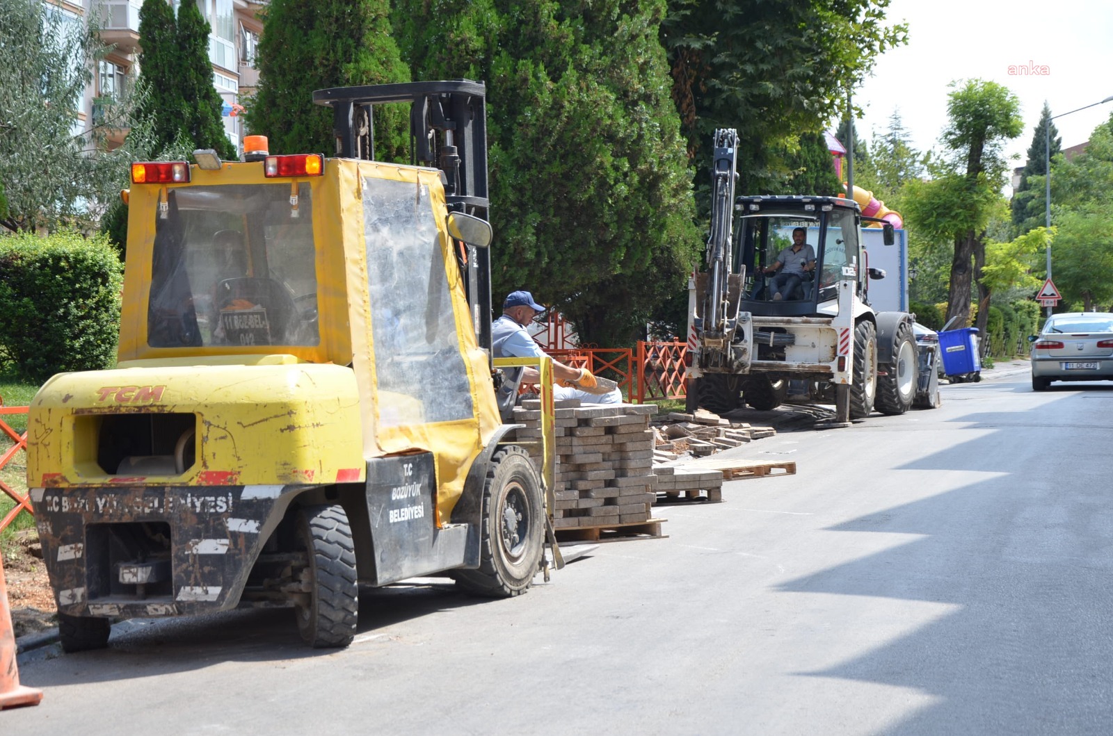BOZÜYÜK'ÜN CAMİ CADDESİ’NDE KALDIRIM REVİZE ÇALIŞMASI