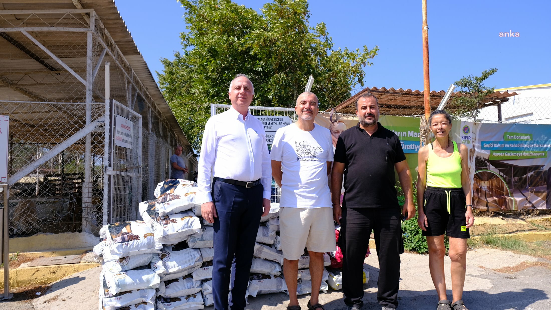 FOTOĞRAF SANATÇI SERDAR TİBET, SERGİSİNDEN ELDE ETTİĞİ GELİRİ CAN DOSTLARA BAĞIŞLADI