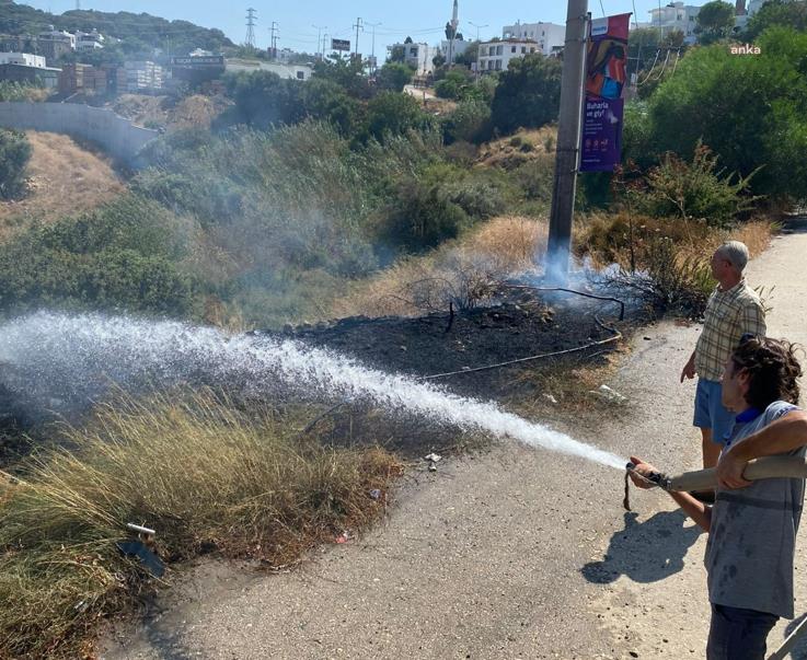 BODRUM BELEDİYESİ PERSONELİNDEN YOL KENARINDA ÇIKAN YANGINA ERKEN MÜDAHALE