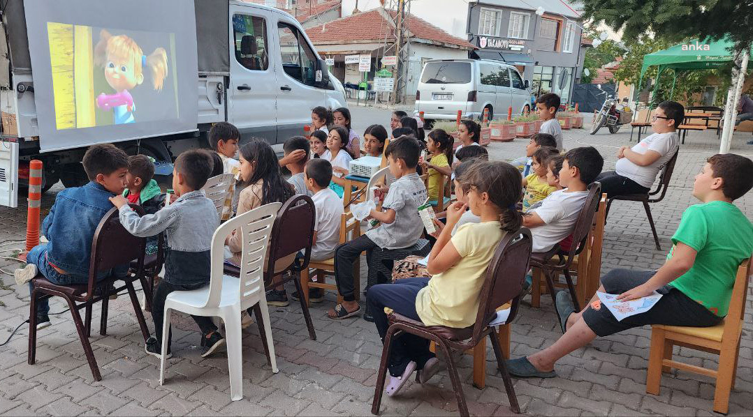 TEPEBAŞI BELEDİYESİ’NİN GEZİCİ KÜTÜPHANE VE EĞLENCE ARACI KIRSALDA 1000 ÇOCUKLA BULUŞTU