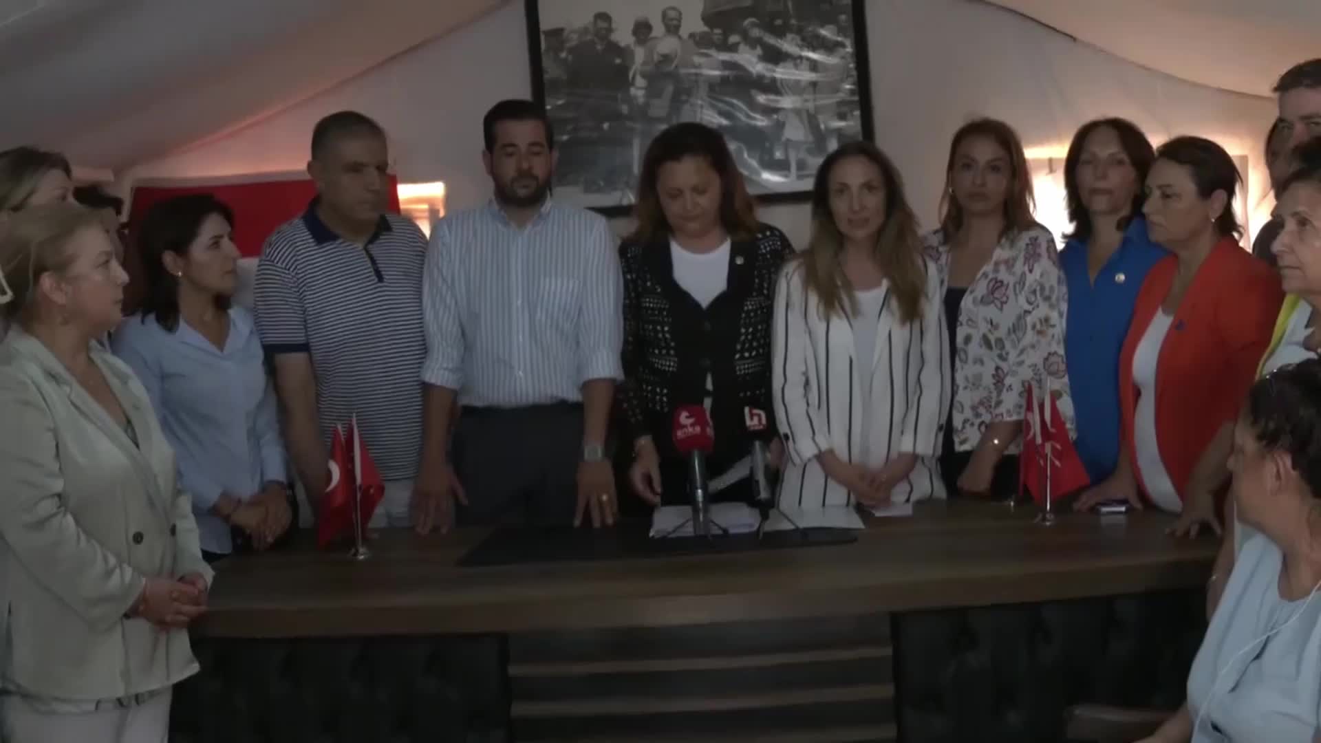 CHP HEYETİ HATAY’DA… AYLİN NAZLIAKA: “BEŞLİ ÇETELERE VE DOLAR GARANTİLİ HASTANELERE, KÖPRÜLERE, YOLLARA PARASI OLAN İKTİDARIN GÖRÜYORUZ Kİ DEPREMZEDELER İÇİN AYIRABİLECEĞİ BİR BÜTÇE YOK”