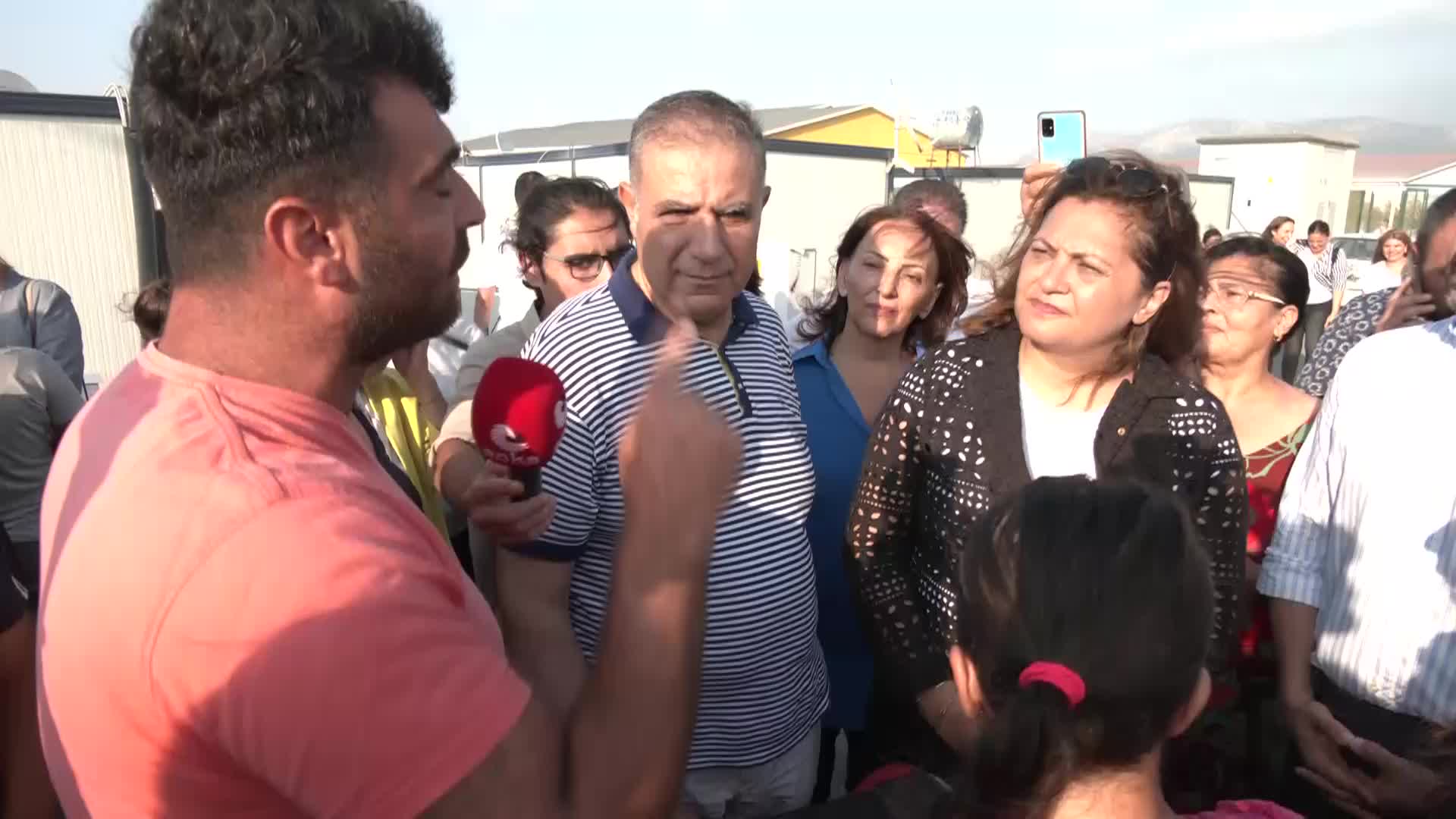 CHP HEYETİ HATAY’DA...KONTEYNERKENTTE YAŞAYAN DEPREMZEDELER: "BİZ AÇIZ, AÇ. AÇ NE DEMEK BİLİYOR MUSUN? SOSYAL DEVLET SOSYAL MEDYADA"