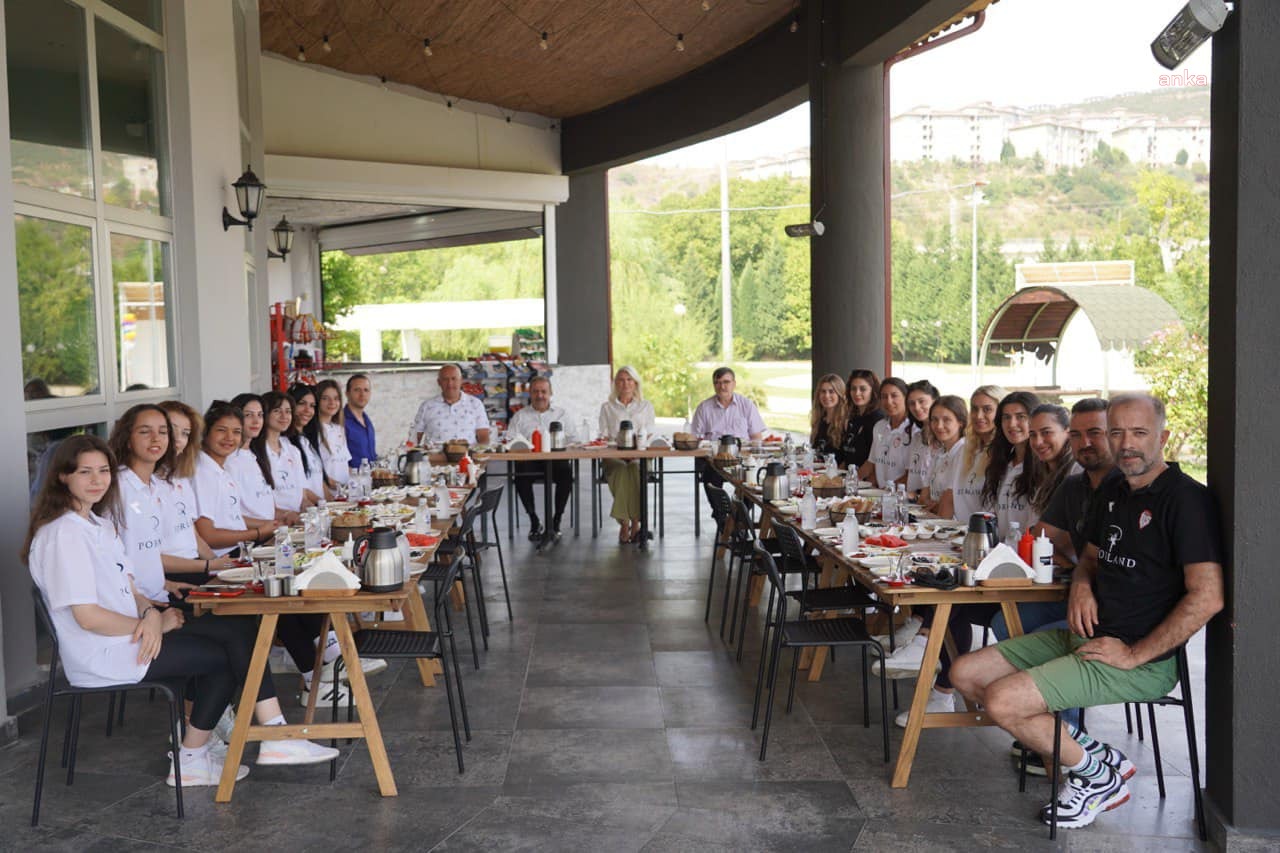 BİLECİK BELEDİYE BAŞKANVEKİLİ SUBAŞI, KADIN VOLEYBOL TAKIMI OYUNCULARIYLA BİR ARAYA GELDİ