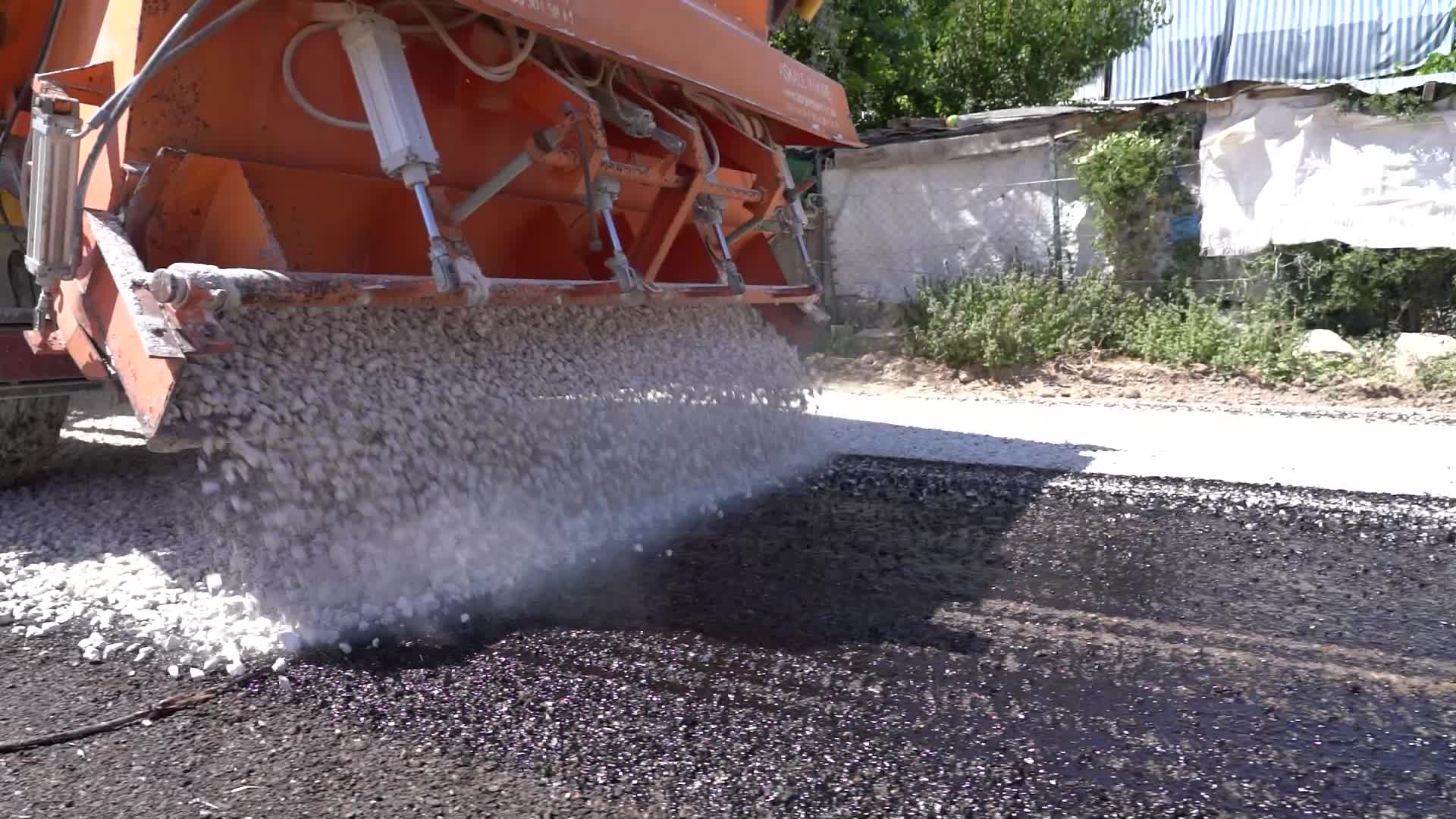 ANTALYA BÜYÜKŞEHİR BELEDİYESİ, KORKUTELİ’DE KANALİZASYON İMALATININ ARDINDAN ASFALTMALAMA ÇALIŞMALARINA BAŞLADI