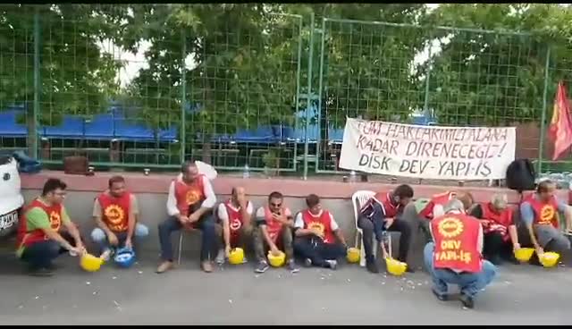 TANZANYA'DAKİ DEMİRYOLU İNŞAATINDA ÇALIŞIRKEN İŞTEN ÇIKARILAN İŞÇİLER İSTANBUL'DA EYLEMDE: "İNŞAAT İŞÇİSİ KÖLE DEĞİLDİR"