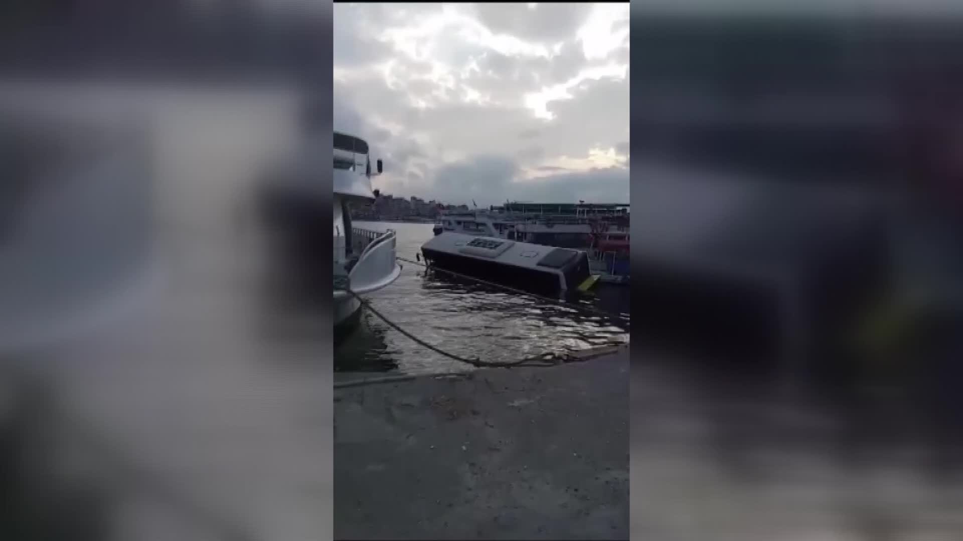 EMİNÖNÜ İETT GARAJI'NDA PARK HALİNDE DURAN ÖZEL HALK OTOBÜSÜ KAYARAK DENİZE DÜŞTÜ