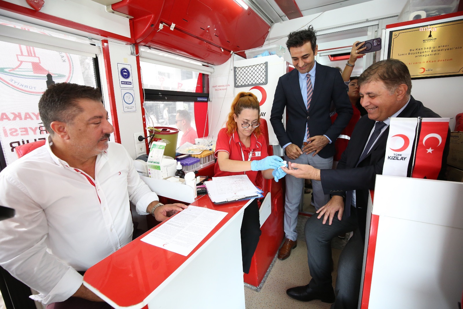 KARŞIYAKA BELEDİYE BAŞKANI TUGAY: “BİR ÜNİTE KAN İLE 3 KİŞİYE CAN OLABİLİRSİNİZ. KAN BAĞIŞI İNSANLIK ERDEMİDİR”