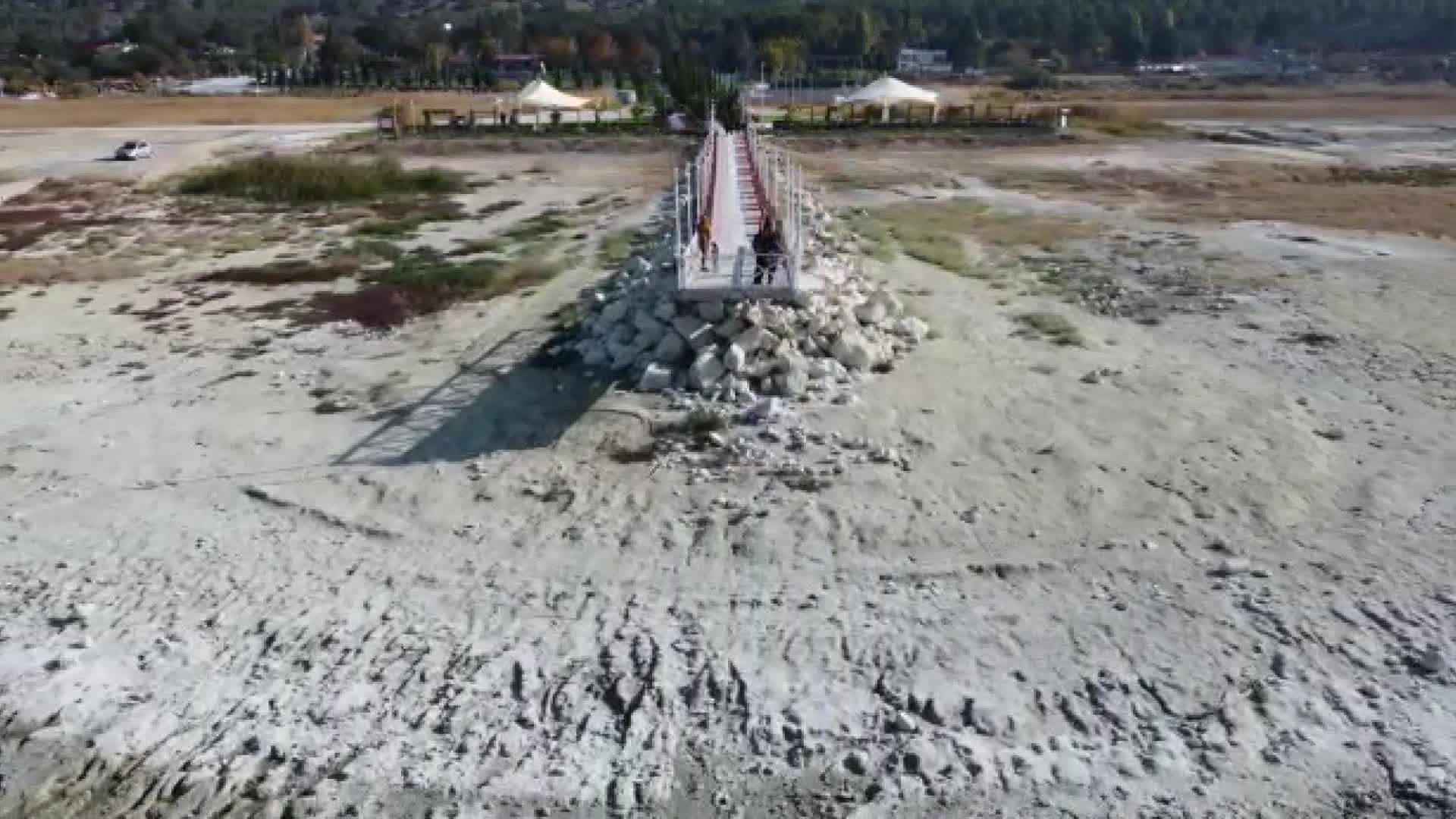 BURDUR’DA KURAKLIĞIN ÖNÜNE GEÇMEK VE İÇME SUYU HAVZASINI KORUMAK İÇİN BAŞLATILAN PROJEDE HASAT DÖNEMİ BAŞLADI