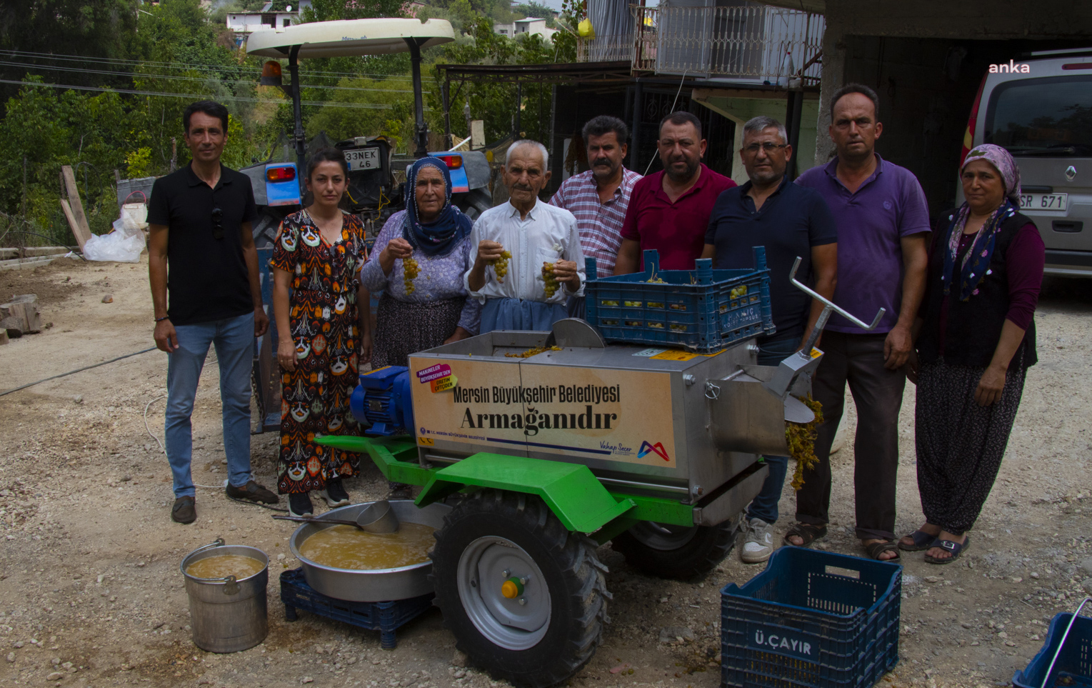 MERSİN BÜYÜKŞEHİR BELEDİYESİ, ÜZÜM SIKMA MAKİNESİ DESTEĞİNE TARSUS’TAN BAŞLADI