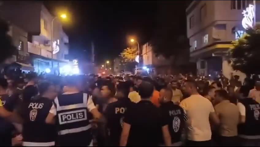 ŞANLIURFA'DA SURİYE UYRUKLU BİR KİŞİ 9 YAŞINDAKİ ÇOCUĞA CİNSEL İSTİSMAR SUÇLAMASIYLA TUTUKLANDI, OLAYIN DUYULMASI ÜZERİNE VATANDAŞLAR SOKAĞA DÖKÜLDÜ