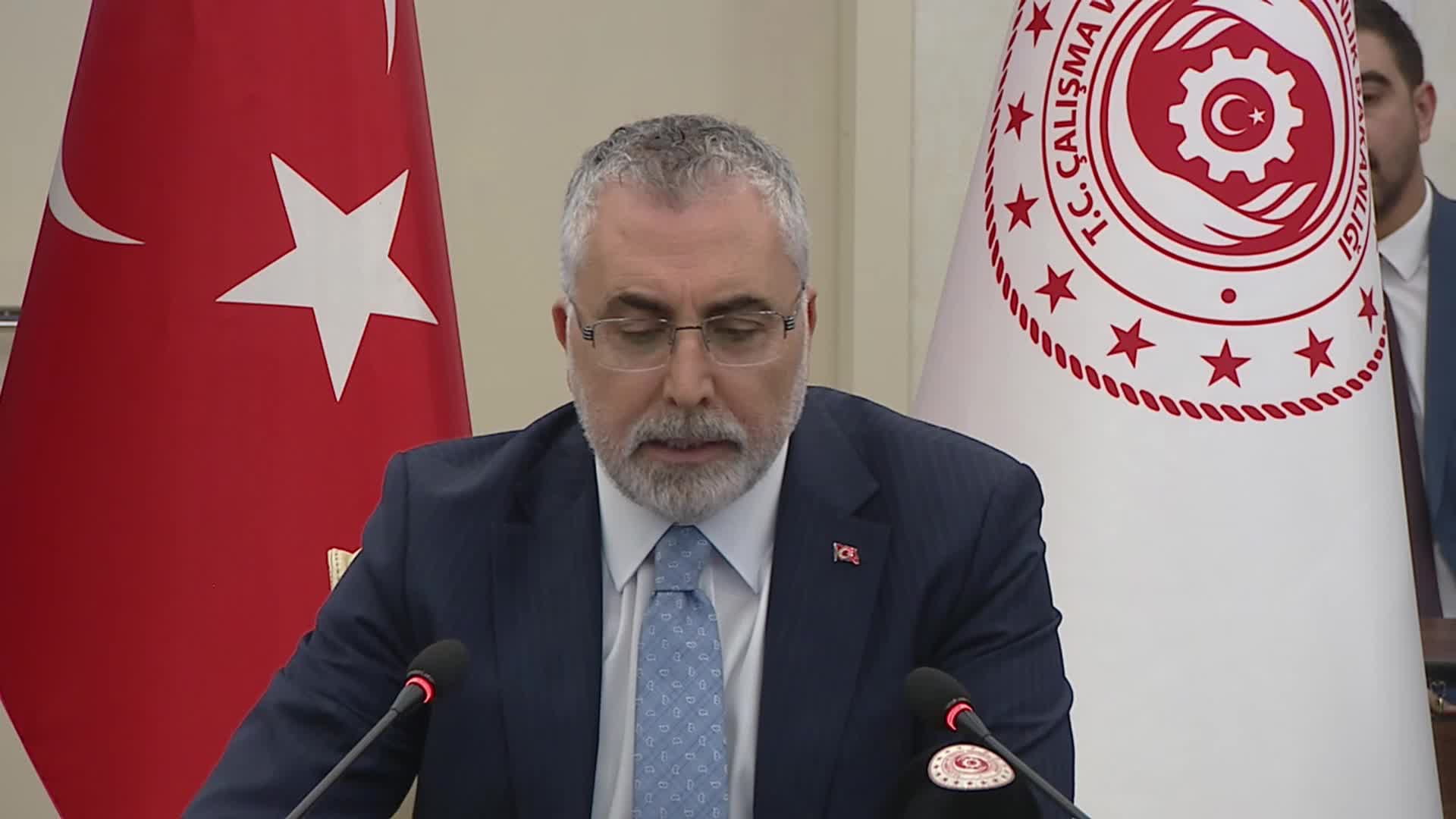 KAMU TOPLU SÖZLEŞME GÖRÜŞMELERİNDE HÜKÜMET İKİNCİ TEKLİFİNİ AÇIKLADI... BAKAN IŞIKHAN: "2024 YILI İLK ALTI AY İÇİN YÜZDE 15, İKİNCİ ALTI AY İÇİN YÜZDE 10; 2025 YILI İLK ALTI AY İÇİN YÜZDE 6, İKİNCİ ALTI AY İÇİN YÜZDE 5"